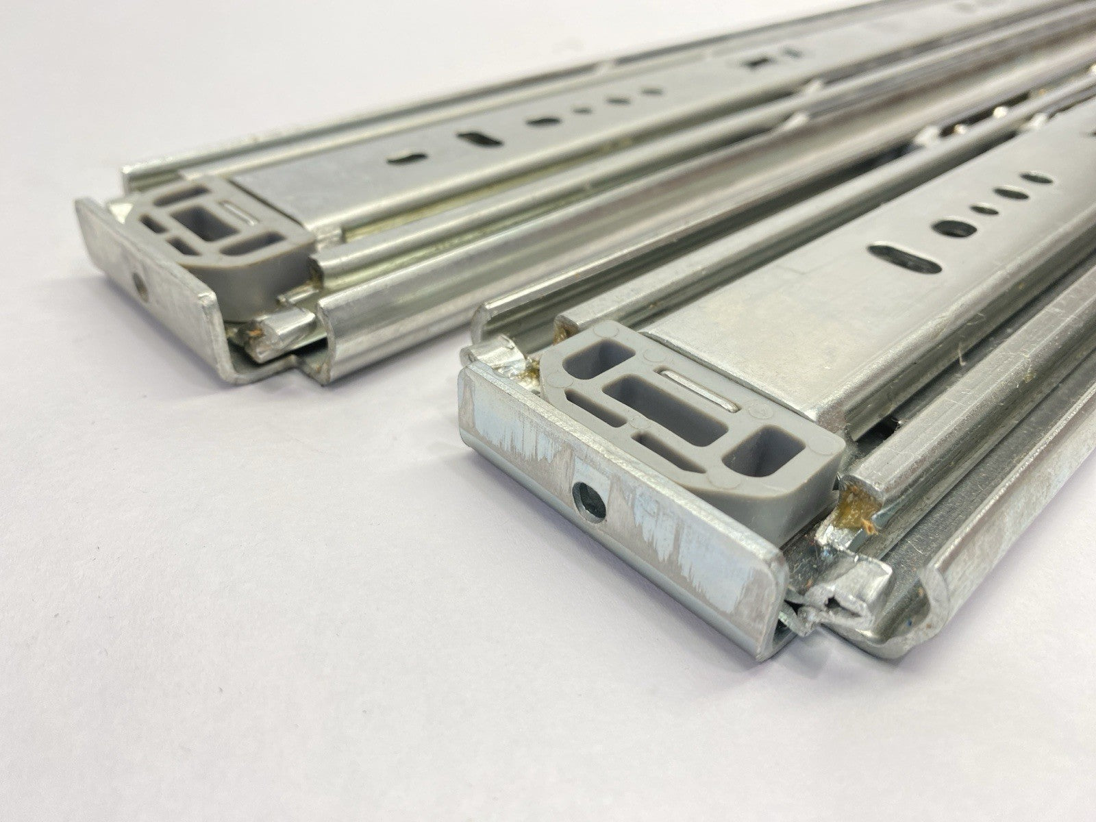9308-522D, 4KTC4 | Accuride Heavy Duty Lock In/Out Drawer Slide Rails - New – Open box - Maverick Industrial Sales