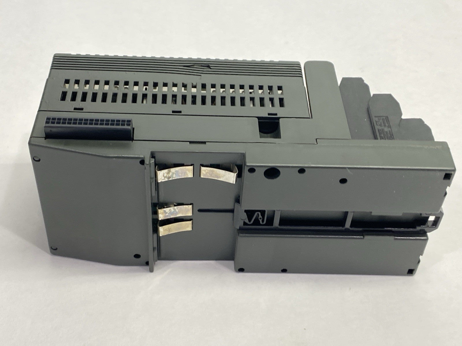 IC200MDL330D | GE Fanuc Isolated Output Module 16PT 0.5A 120VAC - For parts or not working - Maverick Industrial Sales