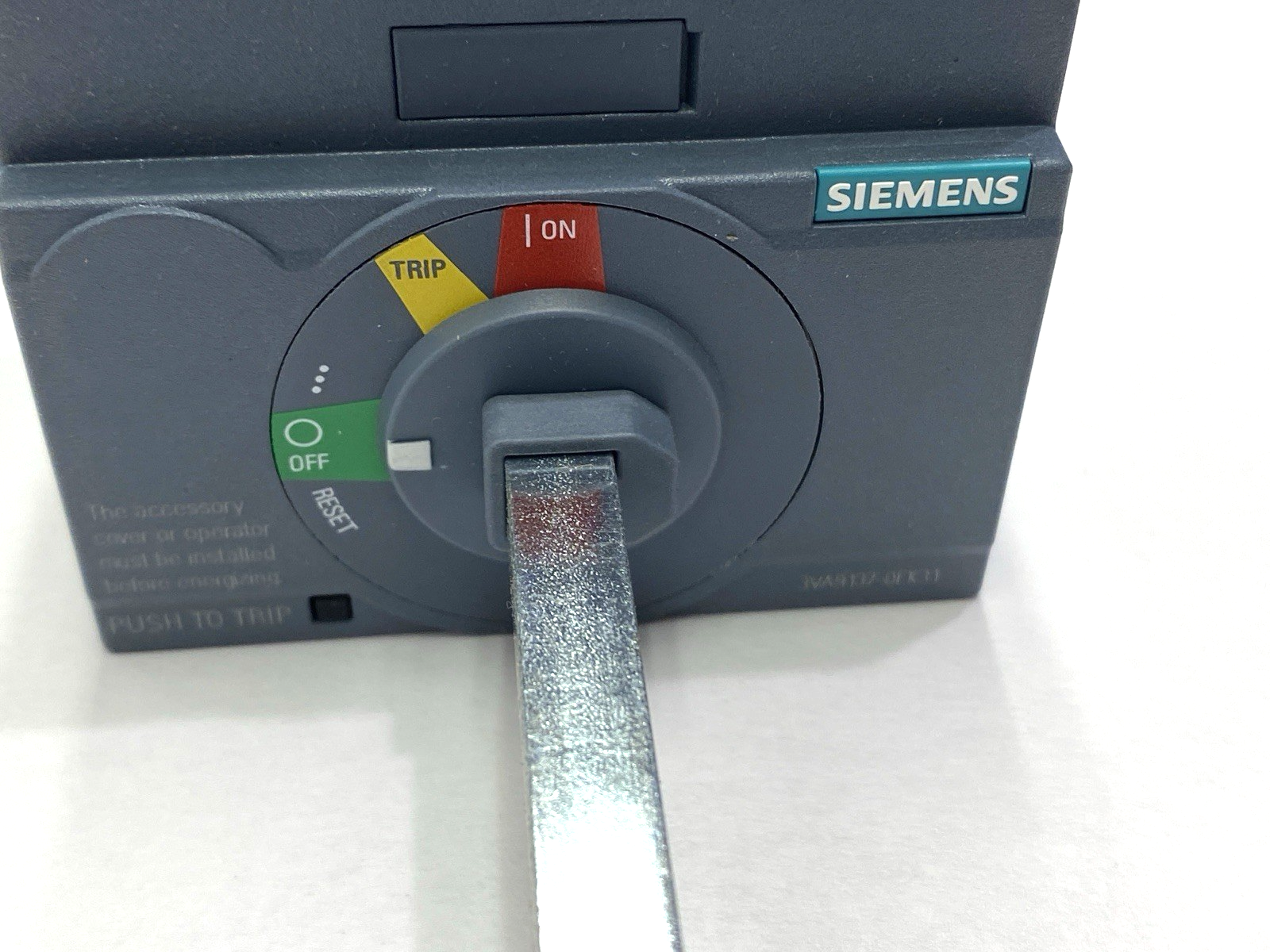 Siemens 3VA9137-0FK31 Door Mounted Rotary Operator - Maverick Industrial Sales