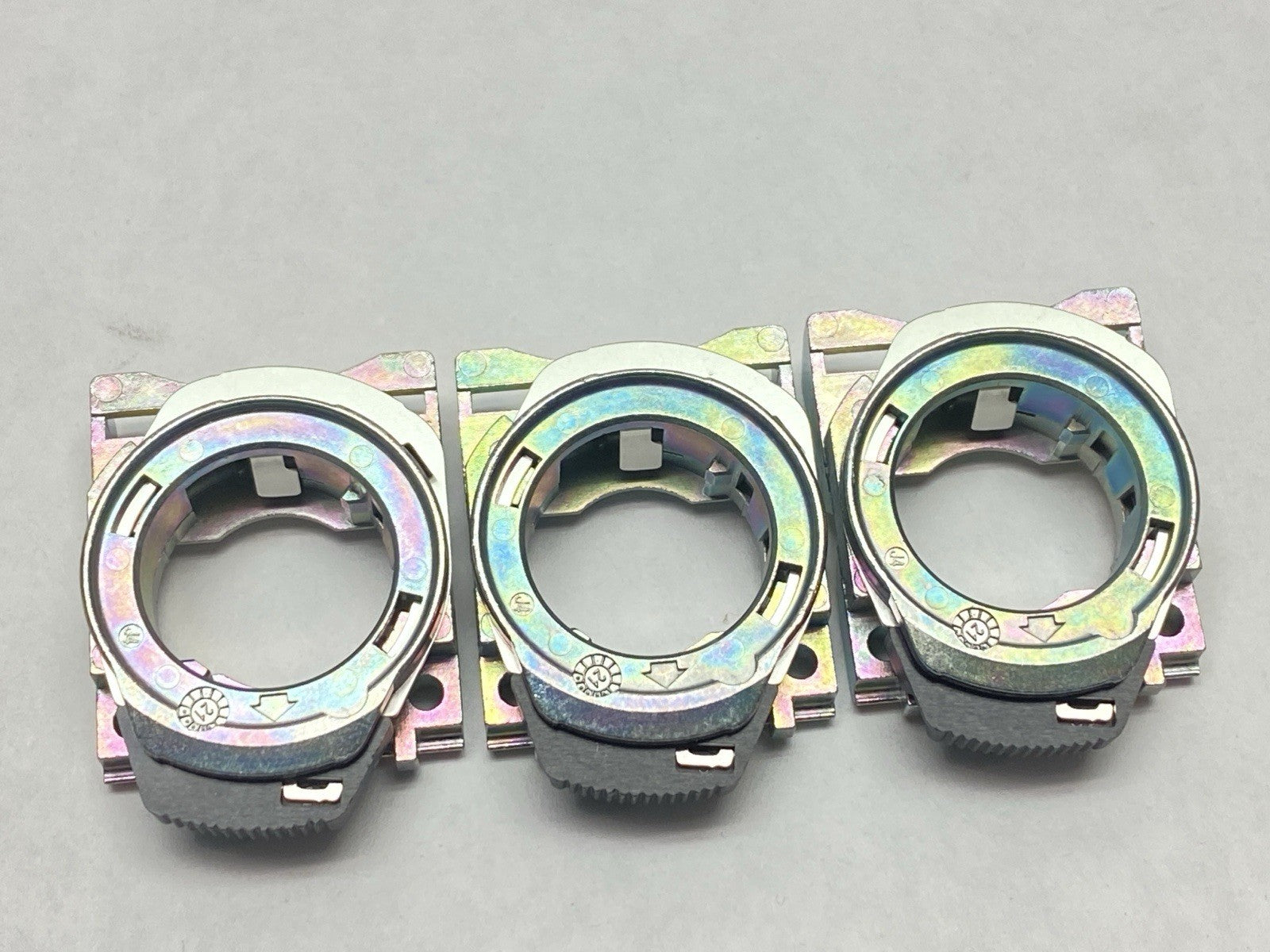 800F-ALM | Allen Bradley Ser A Pushbutton Metal Mounting Latch LOT OF 3 - New – Open box - Maverick Industrial Sales