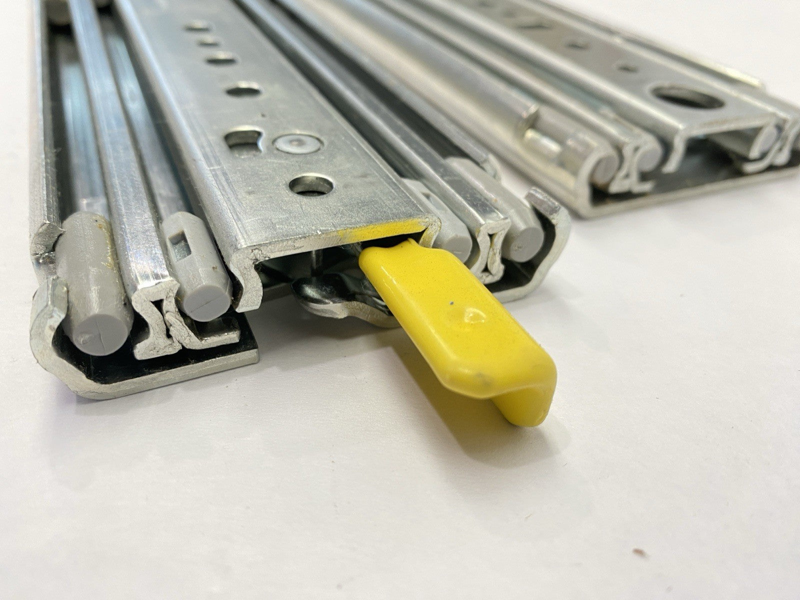 9308-522D, 4KTC4 | Accuride Heavy Duty Lock In/Out Drawer Slide Rails - New – Open box - Maverick Industrial Sales