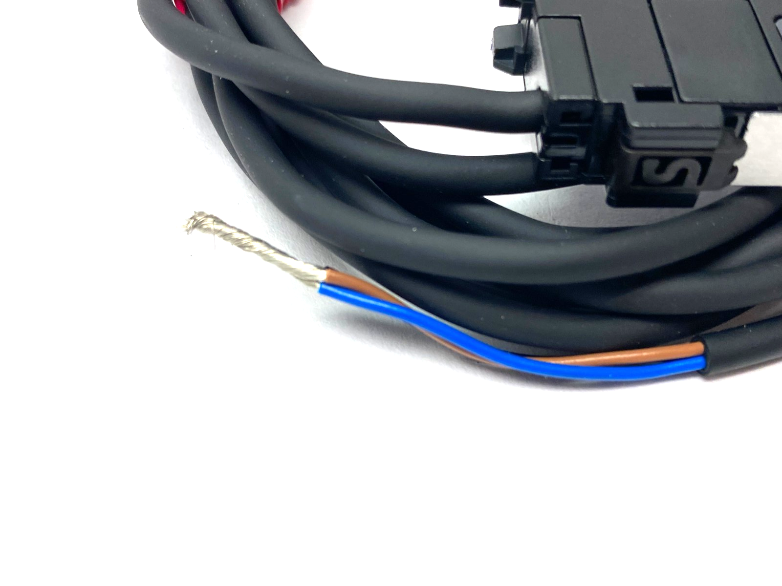 Keyence FS-V31P Digital Fiber Amplifier Main Unit, Cable Type, PNP - Maverick Industrial Sales