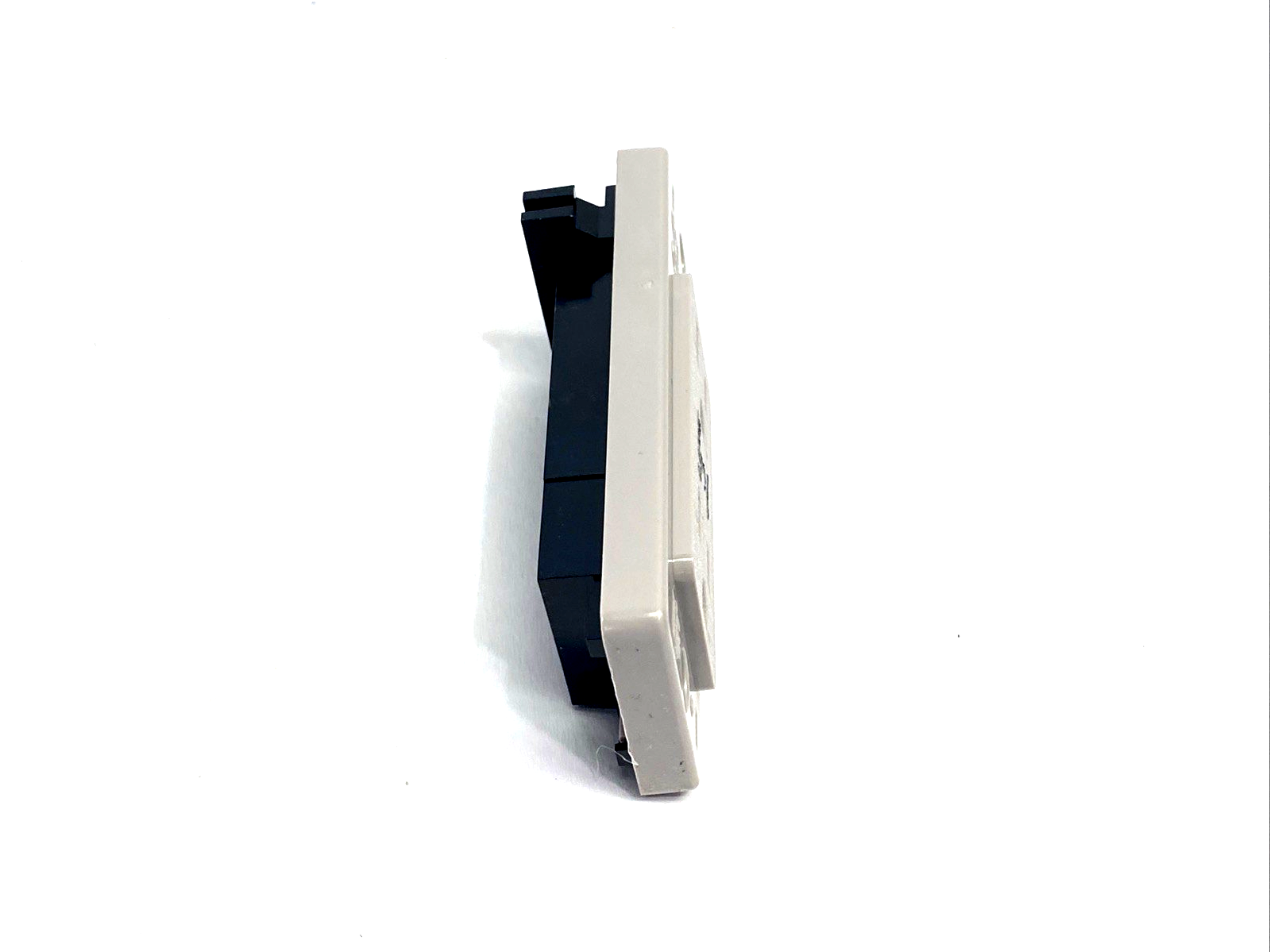 986833DA15S,6608 | Steelcase 986833DA15S Line 3 Duplex Receptacles 3+D, SHN, Woodrose 6607 6-PK - New – Open box - Maverick Industrial Sales