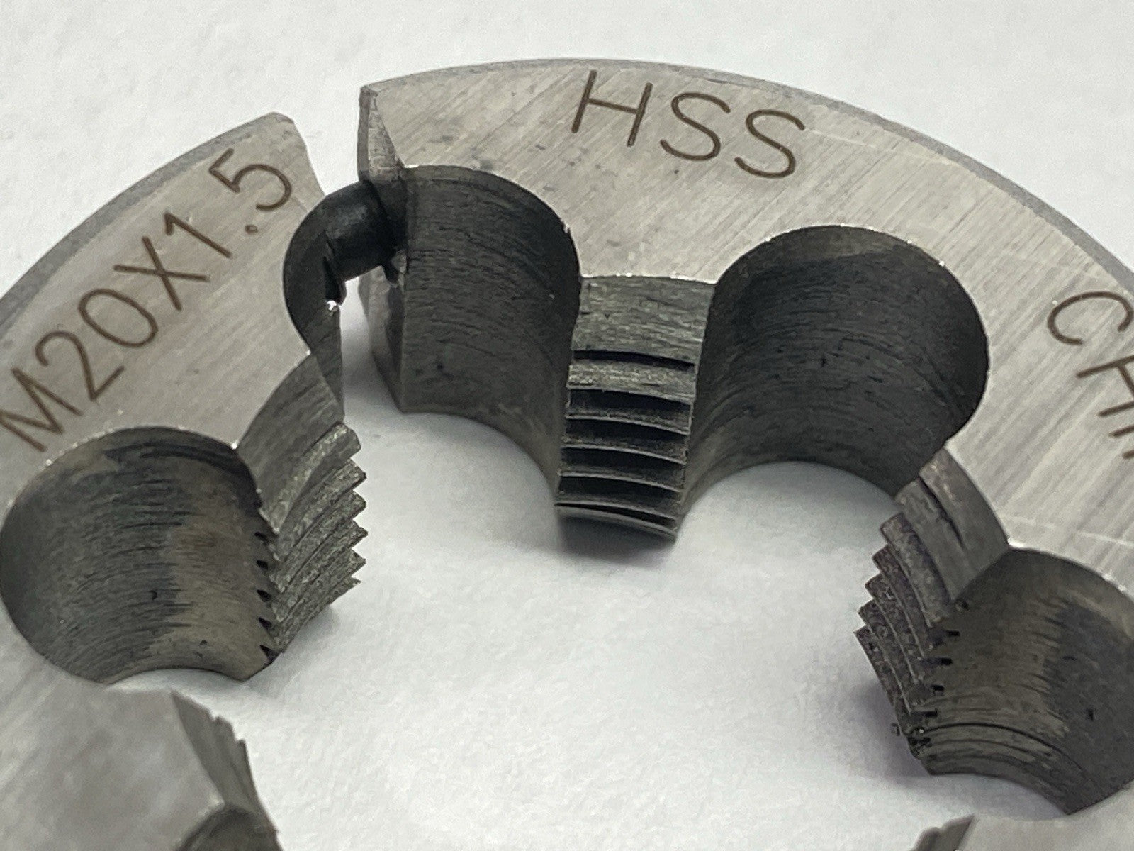03864154 | Interstate Round Die M20x1.5 1-1/2" OD High-Speed Steel - New – Open box - Maverick Industrial Sales