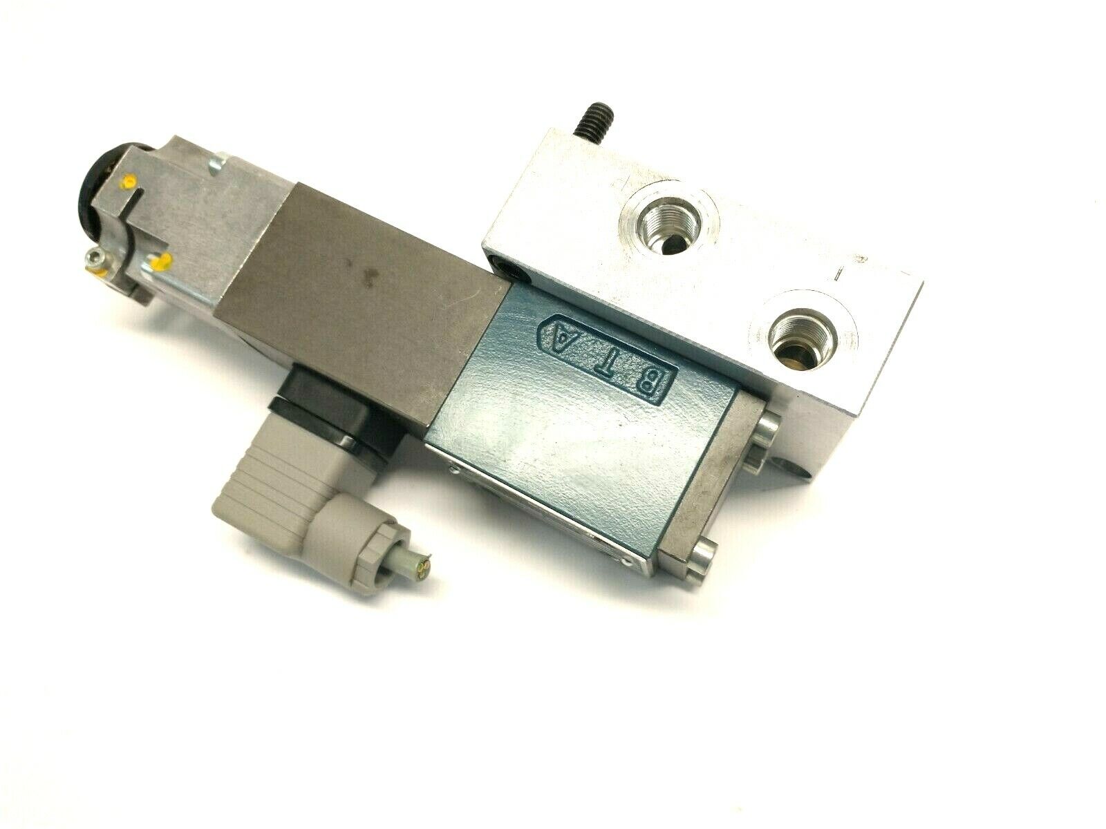 Bosch 0811403126 Hydraulic Proportional Throttle Valve 4WRP6EA28S-1X/G24Z4/M - Maverick Industrial Sales