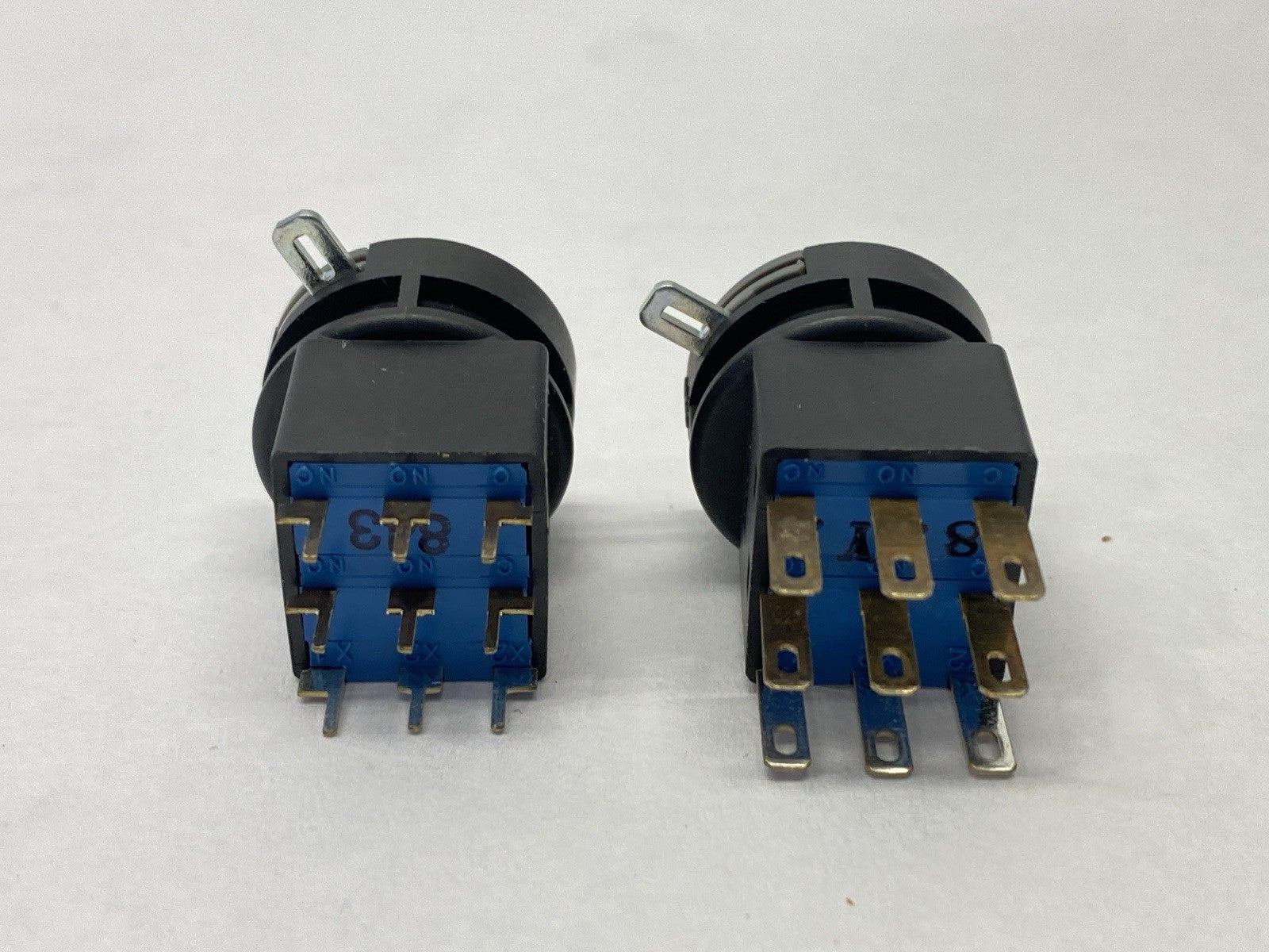 IDEC HA-C20 Pushbutton Switch 0.1A 125VAC 30VDC LOT OF 2 - Maverick Industrial Sales