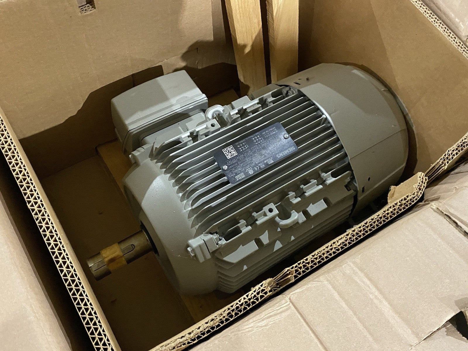 1LE21212AB214AA3 | Siemens 1LE2121-2AB21-4AA3 NEMA Premium® AC Motor 10HP Type GP100A 3-Phase - New – Open box - Maverick Industrial Sales