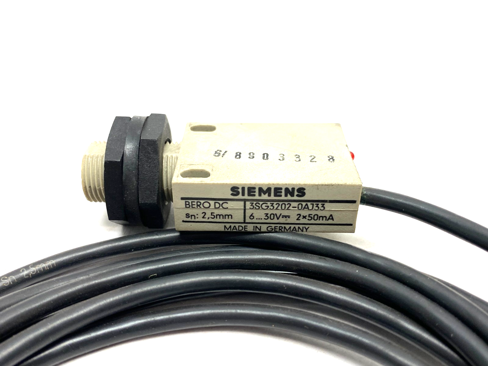3SG3202-0AJ33 | Siemens BERO DC Inductive Proximity Sensor 2,5mm sn - New – Open box - Maverick Industrial Sales