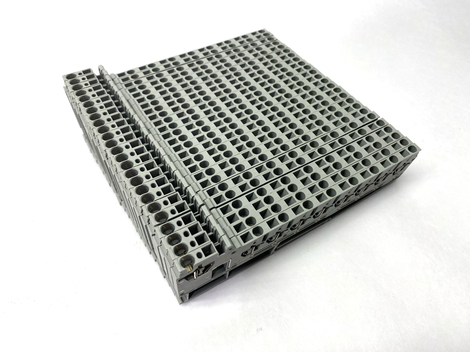 3031047 | Phoenix Contact ZPV 1,5/2,5 (8/1) Potential Distributors LOT OF 25 - Used - Maverick Industrial Sales