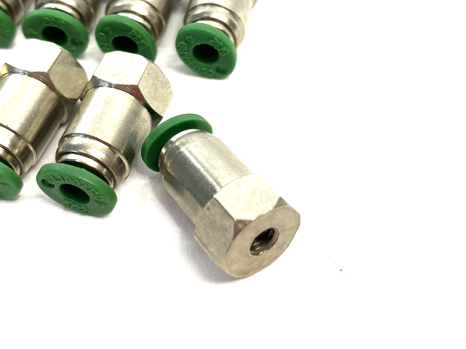 PQ-FC04M5-PKG | Clippard Quick-Push Fitting 4mm OD Tube M5 Female Thread LOT OF 15 - New – Open box - Maverick Industrial Sales