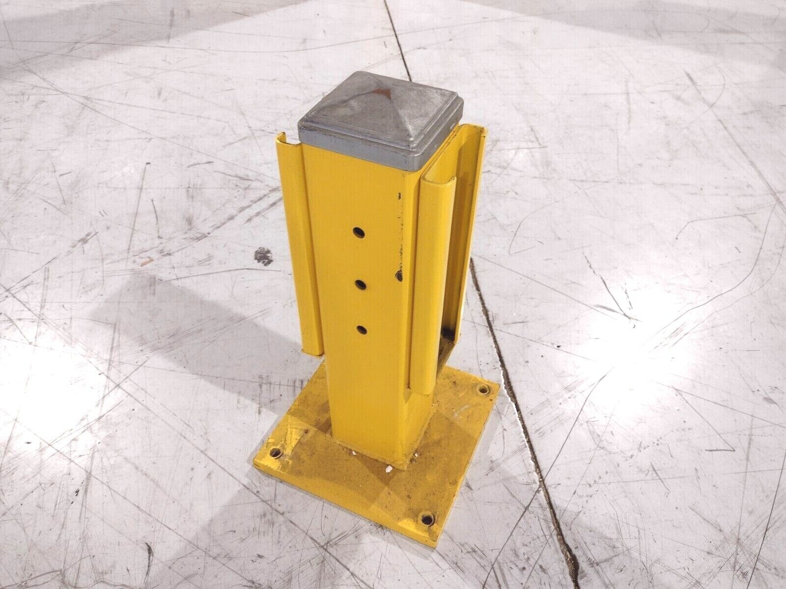 WilDeck WC18 Wilgard XT Series 18" Single Rail Column Rail Post 2 Sided - Maverick Industrial Sales