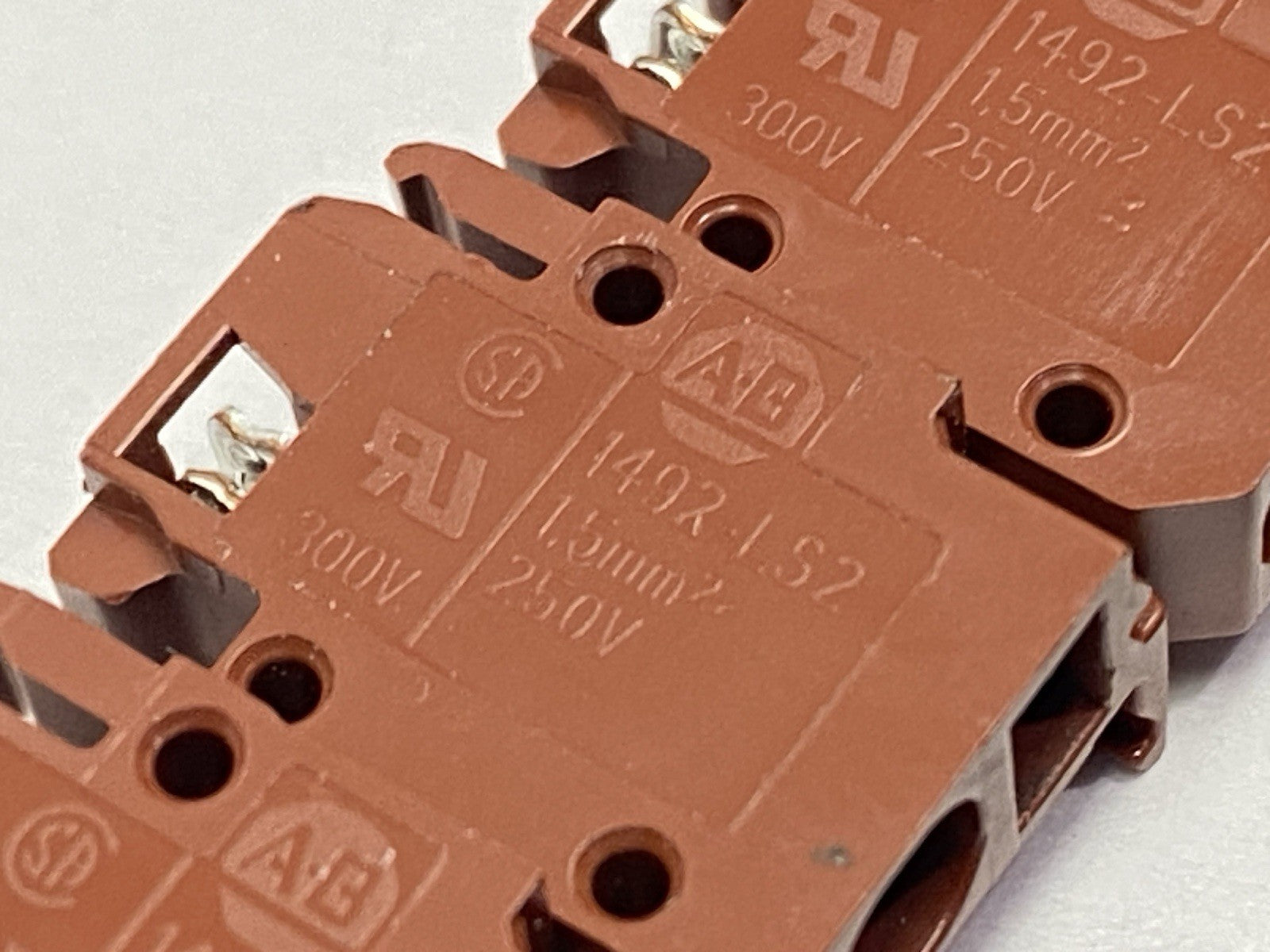 1492-LS2-BR | Allen Bradley Internally Jumpered Distribution Block Brown LOT OF 20 - Used - Maverick Industrial Sales