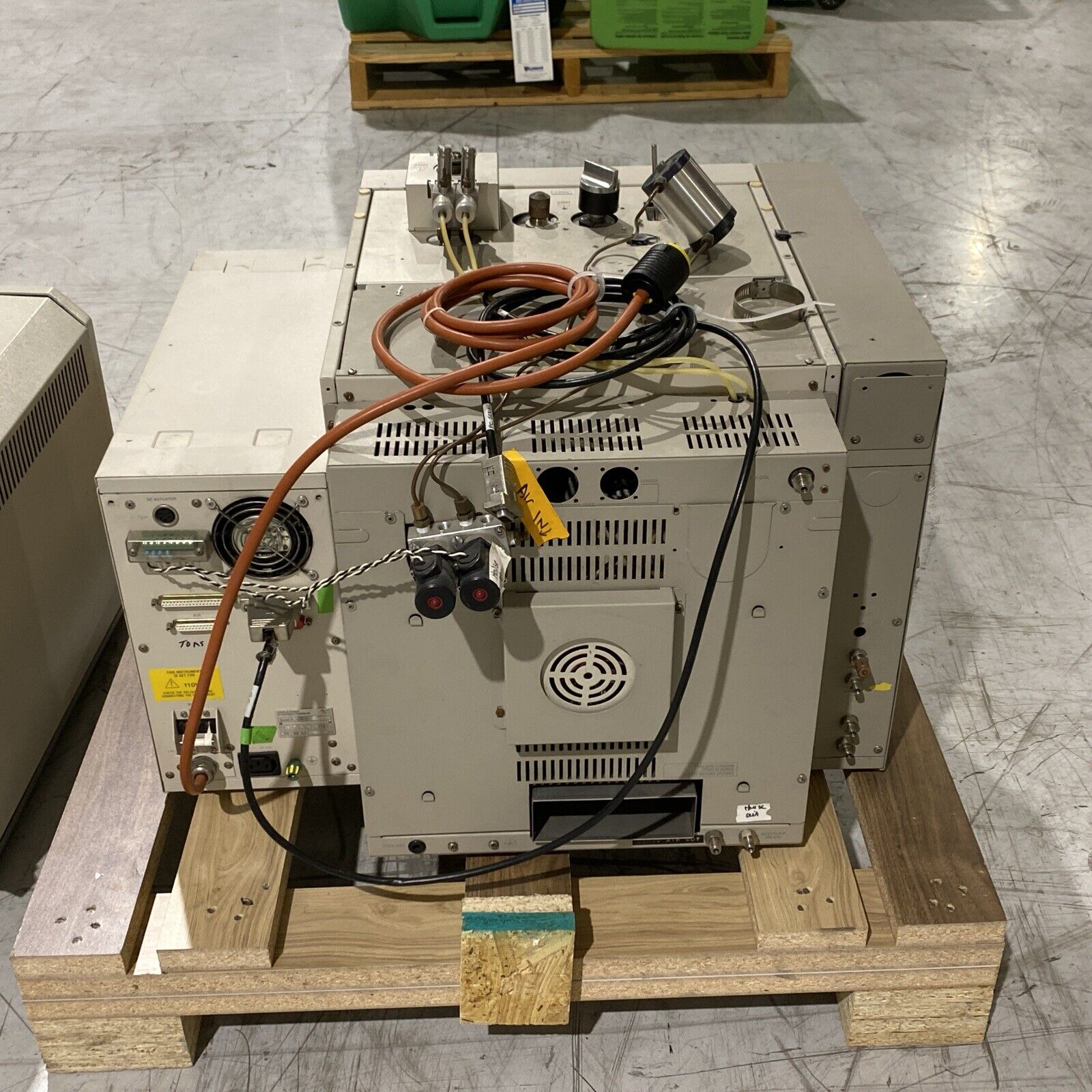 Fisons Gas Chromatograph Model GC8000 series 8035 with MD800 FOR PARTS - Maverick Industrial Sales