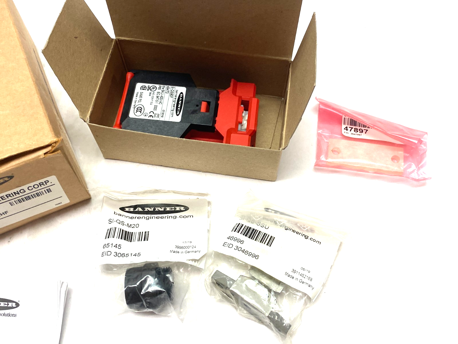 Banner SI-QS90MRHF Compact Flat-Pack Safety Switch Horizontal Radius 46710 - Maverick Industrial Sales