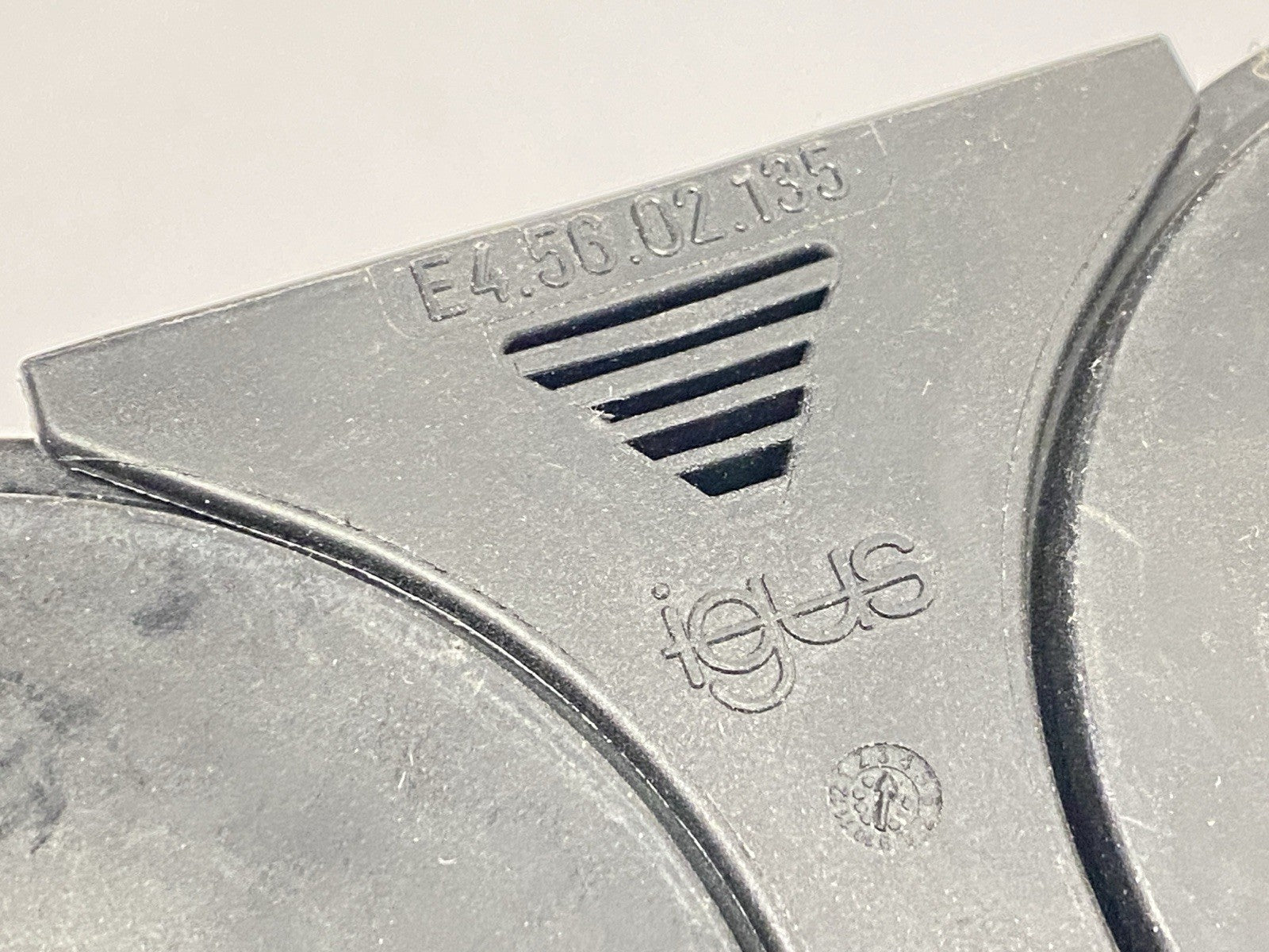 E4.56.02.135 | Igus Series E4.56 Energy Chain 12 Links 3.58ft w/ E4.561.12 Bracket - Used - Maverick Industrial Sales