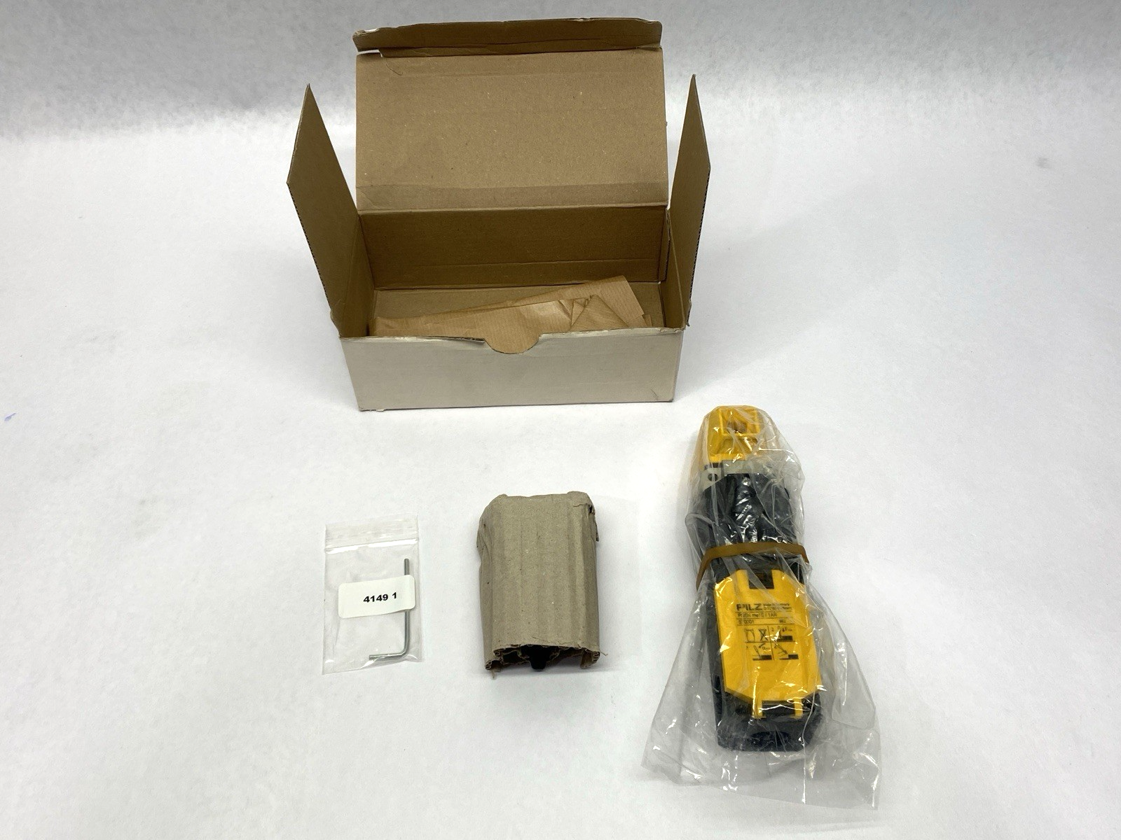 PSEN me1S/1AR | Pilz Interlock Safety Switch 570001 - New – Open box - Maverick Industrial Sales