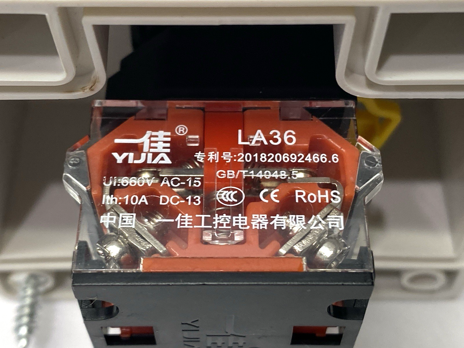 Pushbutton Enclosure 2-13/16" x 3-1/16" w/ Yijia LA36 Green Non-Illuminated - Maverick Industrial Sales
