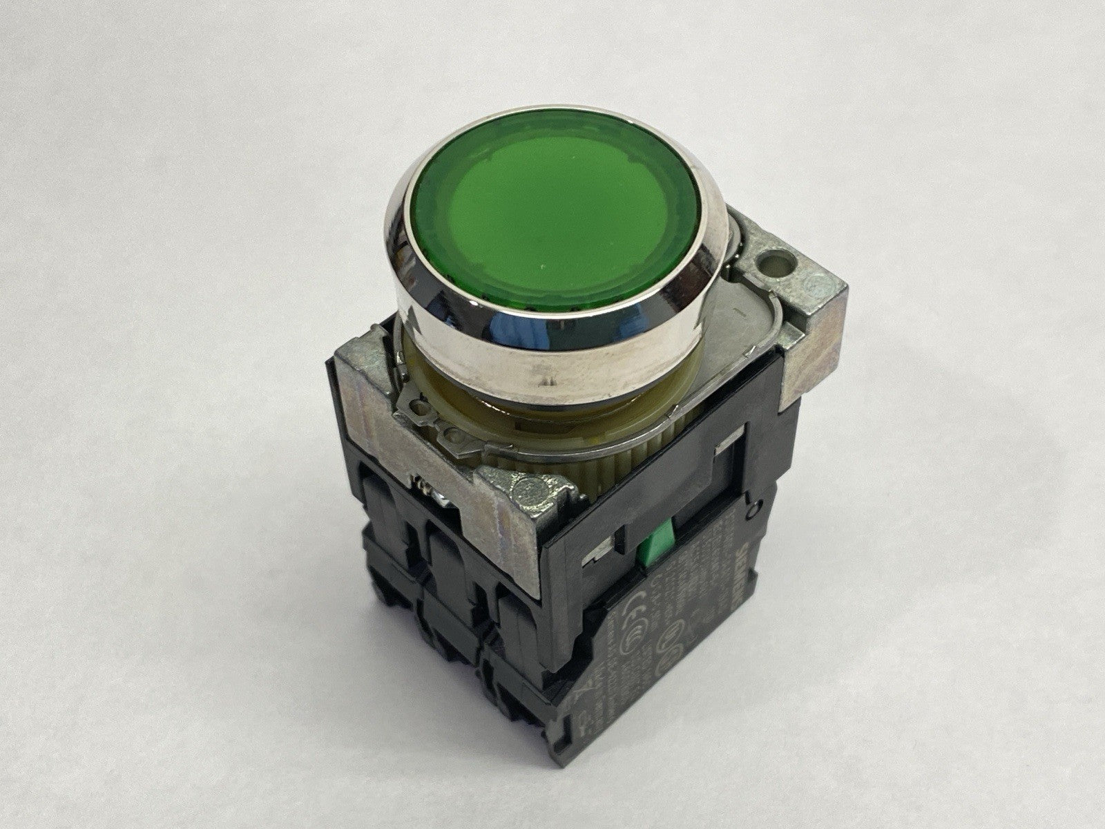 3SU1152-0AB40-1BA0 | Siemens 22mm Illuminated Pushbutton Green 3SU1510-0AA10-0AA0 - Used - Maverick Industrial Sales