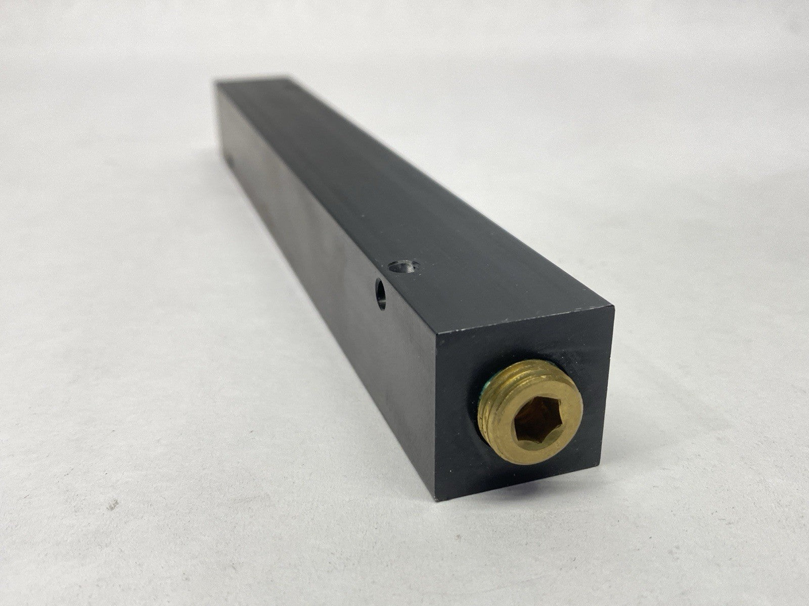 PCM20-250-10B | Polyconn Pneumatic Manifold 10x 1/4" NPT Out 3/8"NPT IN - Used - Maverick Industrial Sales