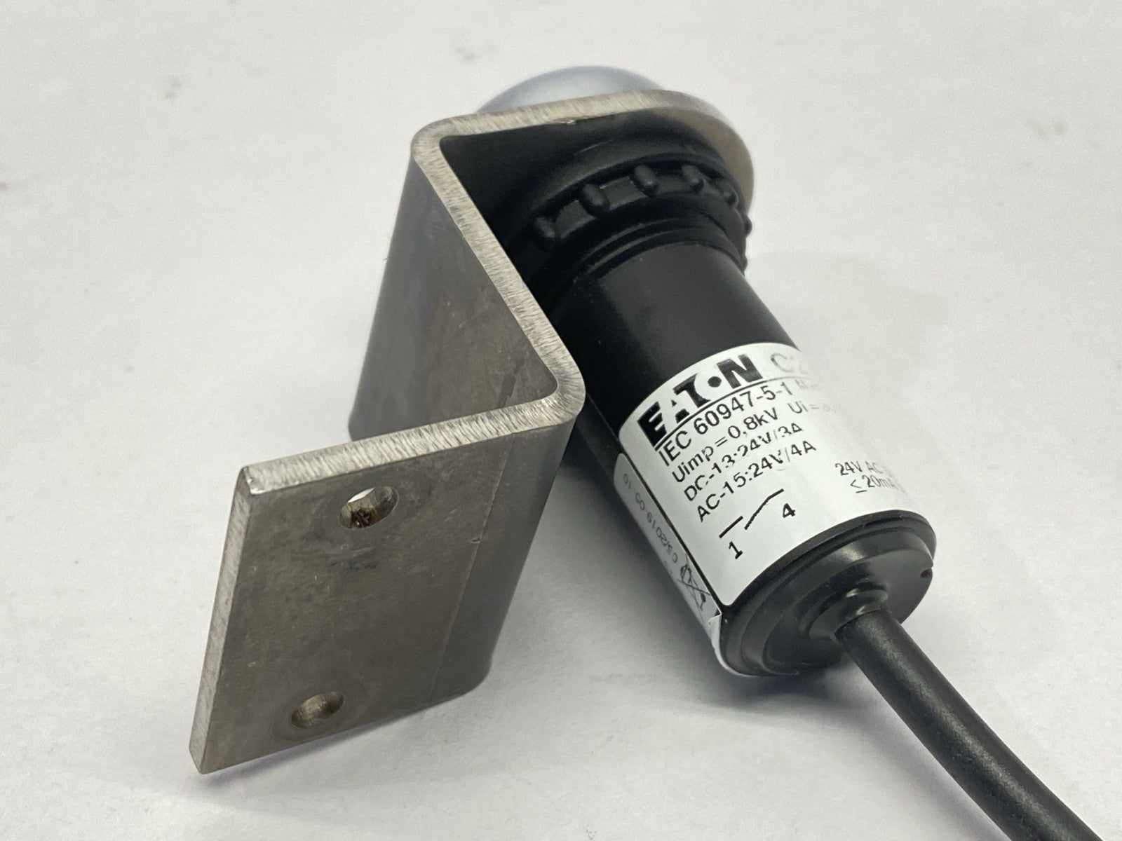 C22-DL-B-K10-24-P31 | Eaton Compact 22.5mm Pushbutton Blue Male M8 4-Pin - Used - Maverick Industrial Sales