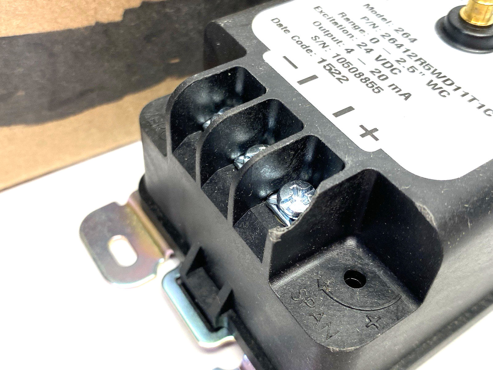 2641R25WD11T1C | Setra Differential Pressure Transmitter 0-2.5" WC CHIPPED PLASTIC - New – Open box - Maverick Industrial Sales