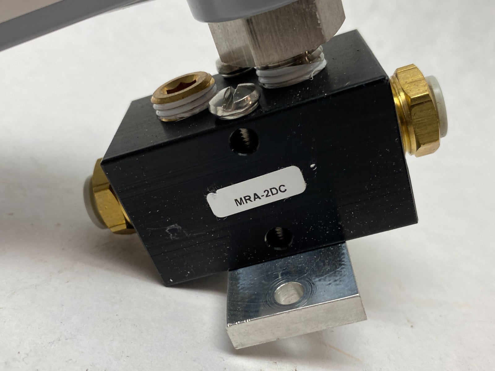 626-09-CB-P1-E5-S9 | Dwyer Industrial Pressure Transmitter w/ MRA-2DC Manifold - New – Open box - Maverick Industrial Sales