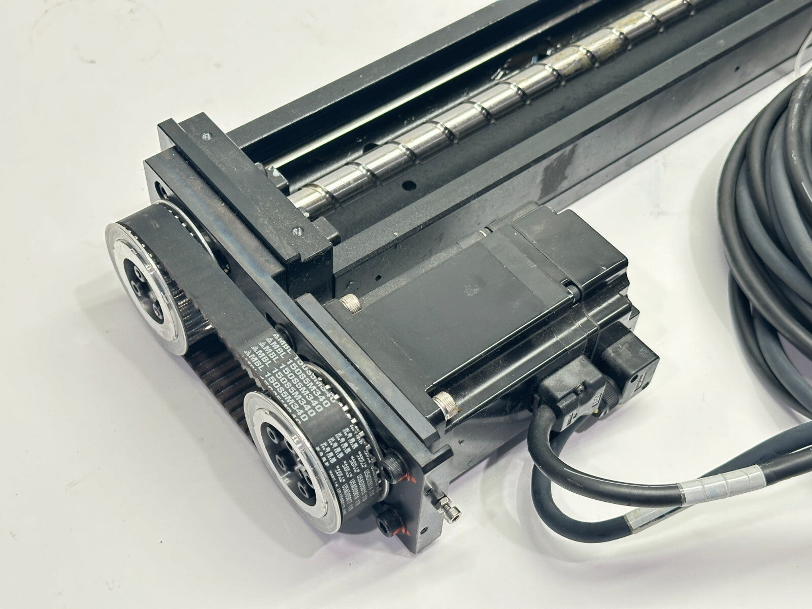 Yaskawa Electric SGMJV-04A3A61 Servo Motor w/ Linear Actuator 700mm Travel - Maverick Industrial Sales