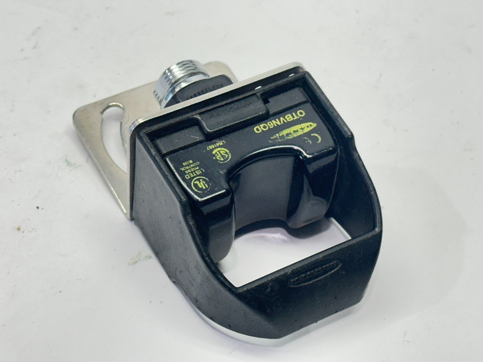 Banner OTBVP6QD OTB Optical Momentary Touch Button 10-30VDC 28590 w/ Bracket - Used - Maverick Industrial Sales