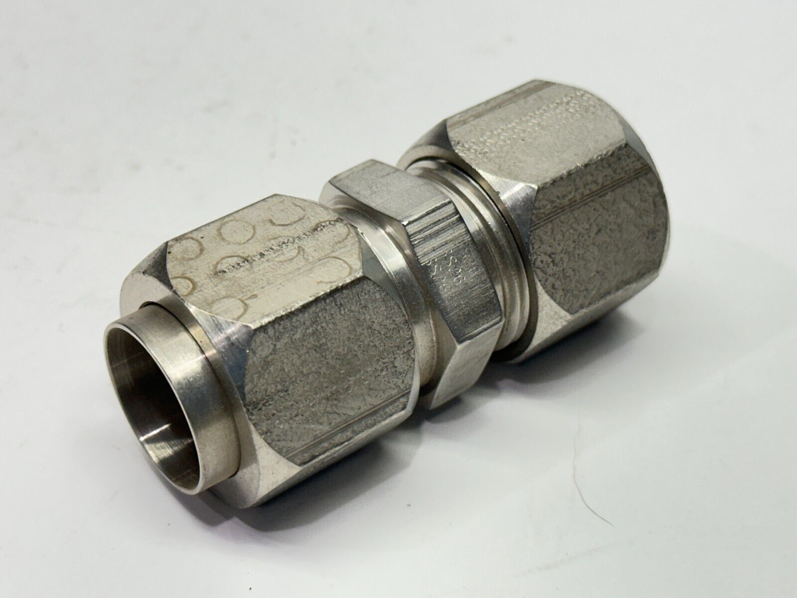Parker 24 HBTX-SS Triple Lok 37 Degree Flare Union Stainless Steel 1-1/2" - Maverick Industrial Sales
