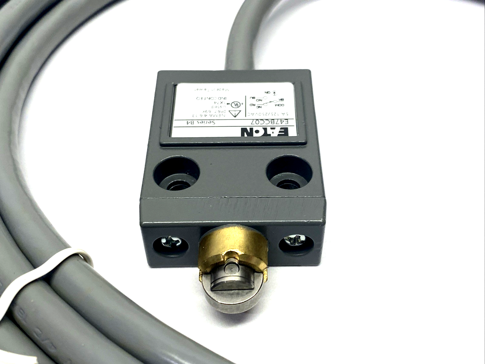 E47BCC07 | Eaton Compact Limit Switch, Roller Plunger - New – Open box - Maverick Industrial Sales