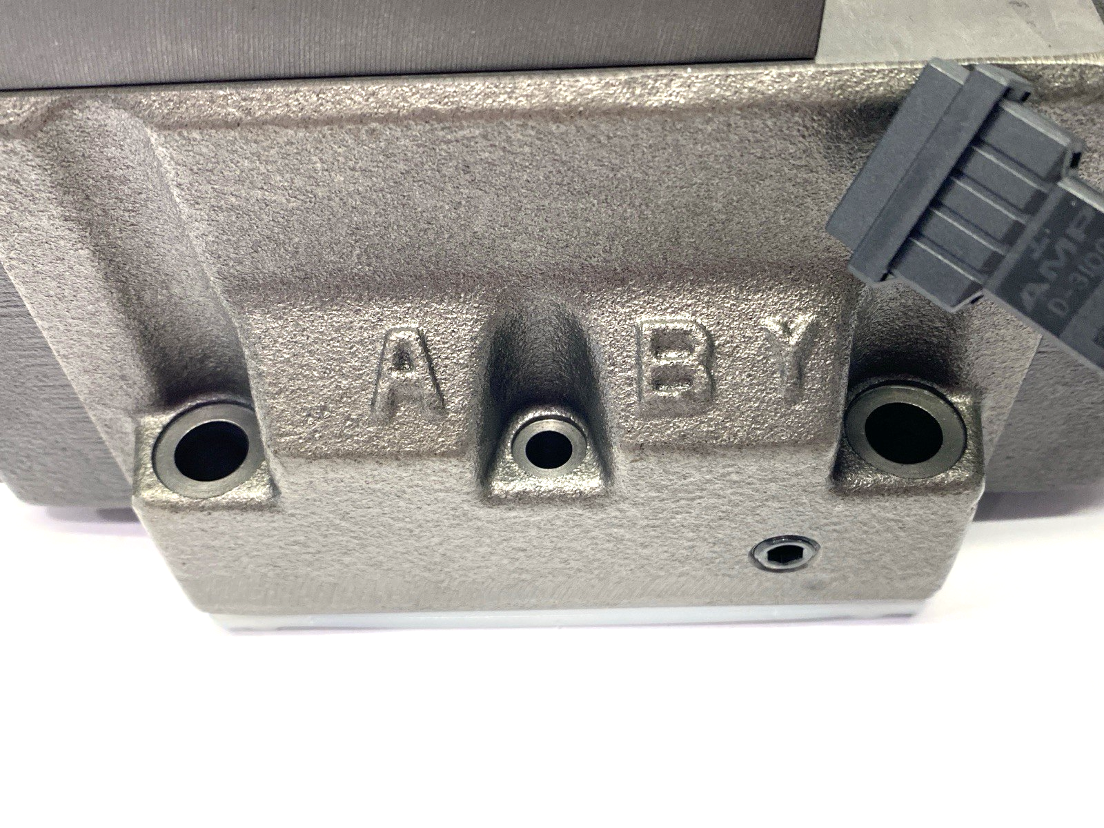 DSHG-04-3C40-D24-5262 | Yuken Hydraulic Directional Solenoid Valve 31.5MPa 4570PSI - New – Open box - Maverick Industrial Sales