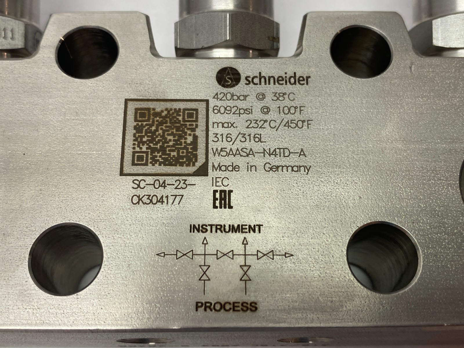 W5AASA-N4TD-A | Schneider Stainless Steel 5-Valve Manifold 6092psi/420bar - New – Open box - Maverick Industrial Sales