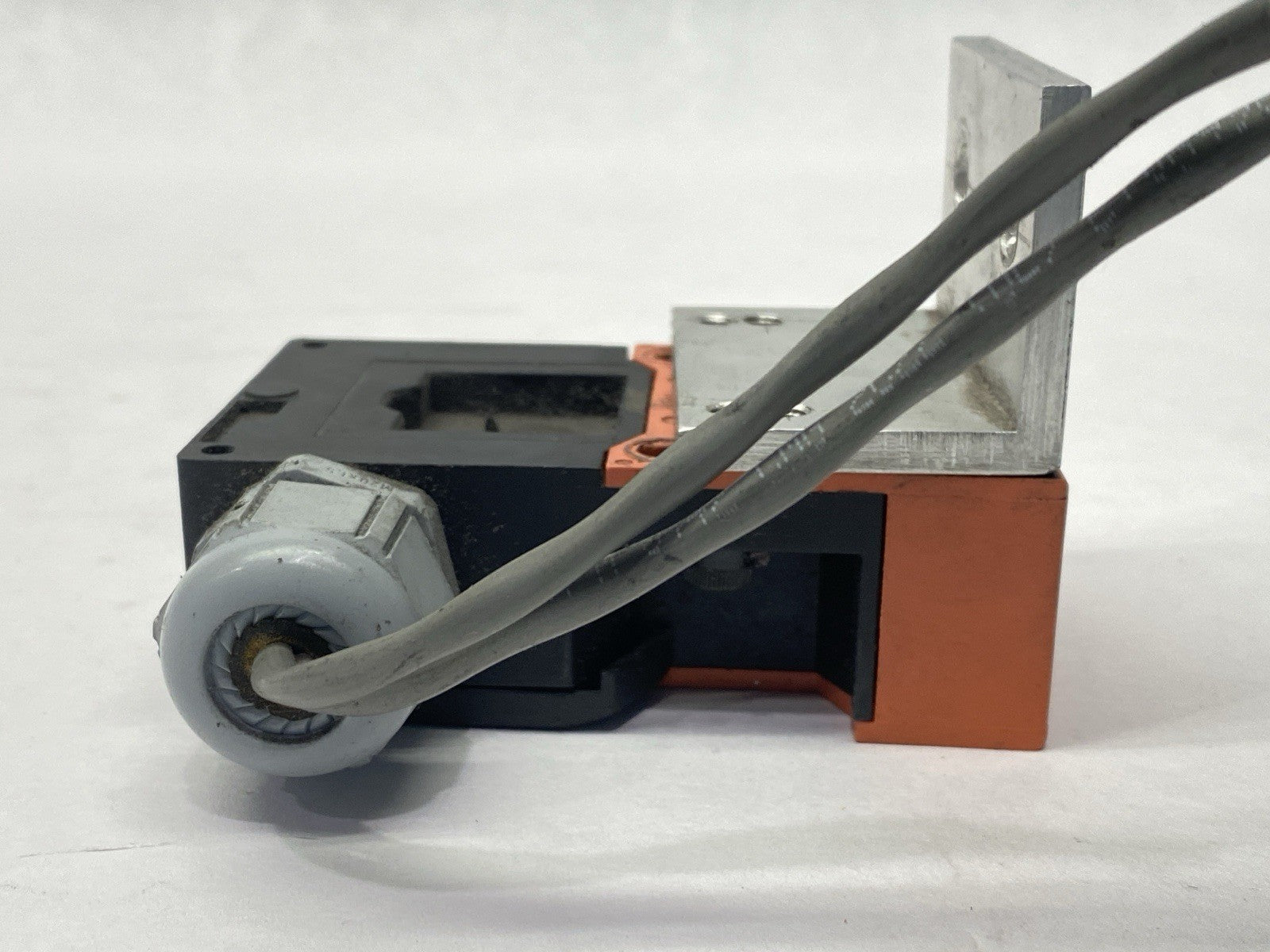 Siemens 3SE2243-0XX Safety Interlock Switch 4A 230V VDE0660T200 - Maverick Industrial Sales