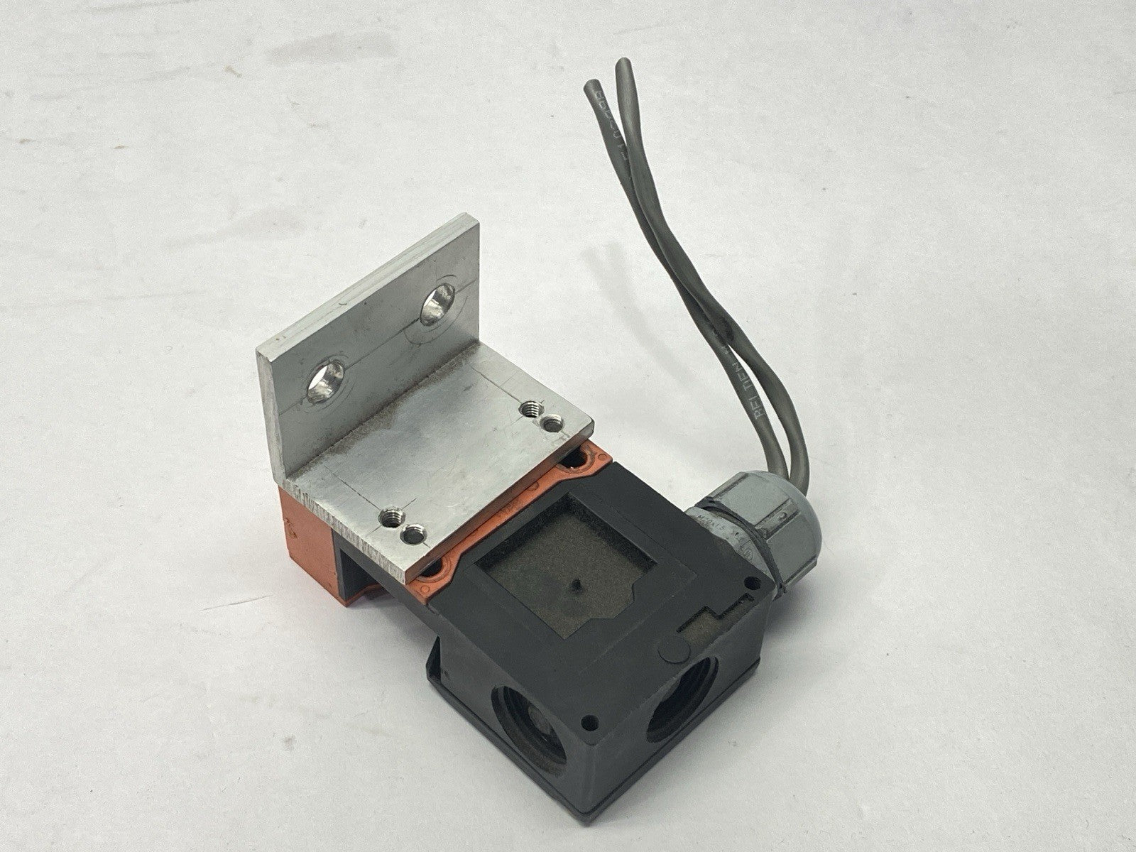 Siemens 3SE2243-0XX Safety Interlock Switch 4A 230V VDE0660T200 - Maverick Industrial Sales