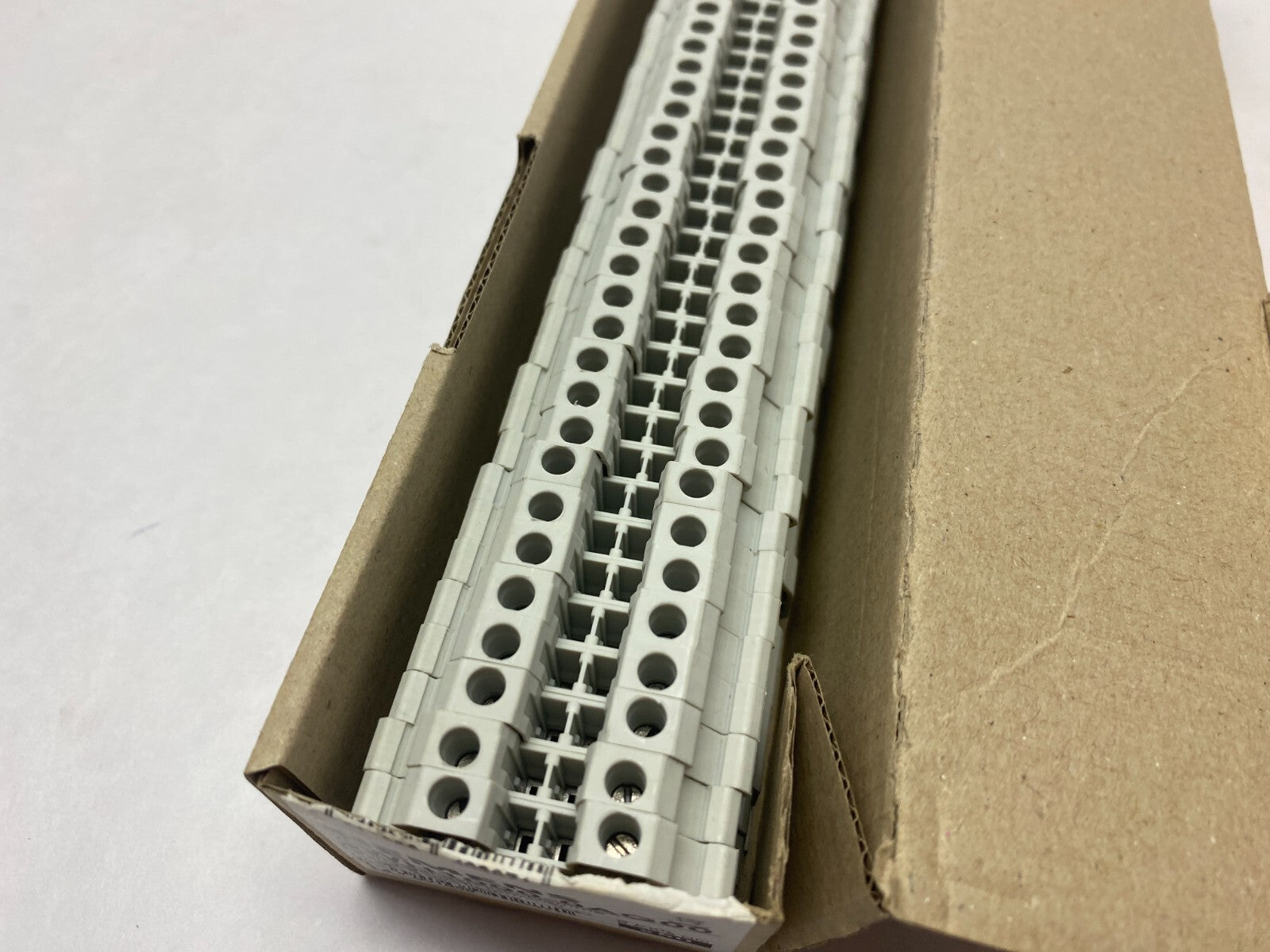 Siemens 8WH1000-0AG00 Feed-Through Type Terminal Block Gray 4mm BOX OF 50 - Maverick Industrial Sales