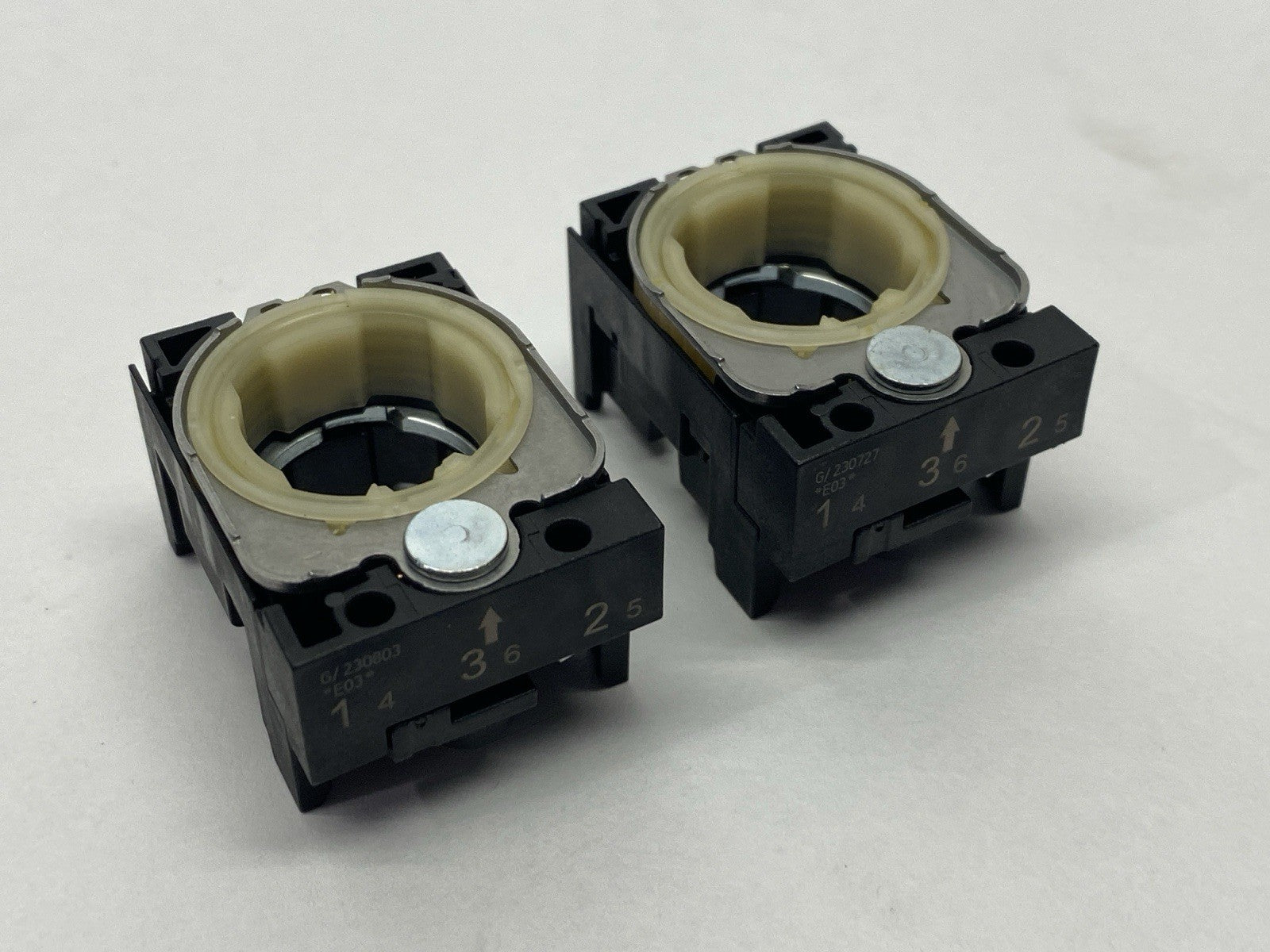 Siemens 3SU15000AA100AA0 3-Way Module Holder LOT OF 2 - Maverick Industrial Sales