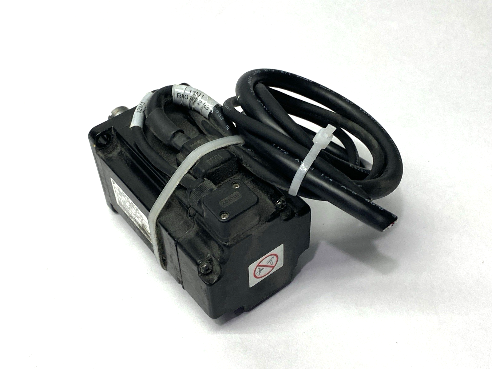 Yakawa SGMAS-04A2A-FJ13 AC Servo Motor 200V 400W CUT CONNECTORS BAD SHAFT - Maverick Industrial Sales