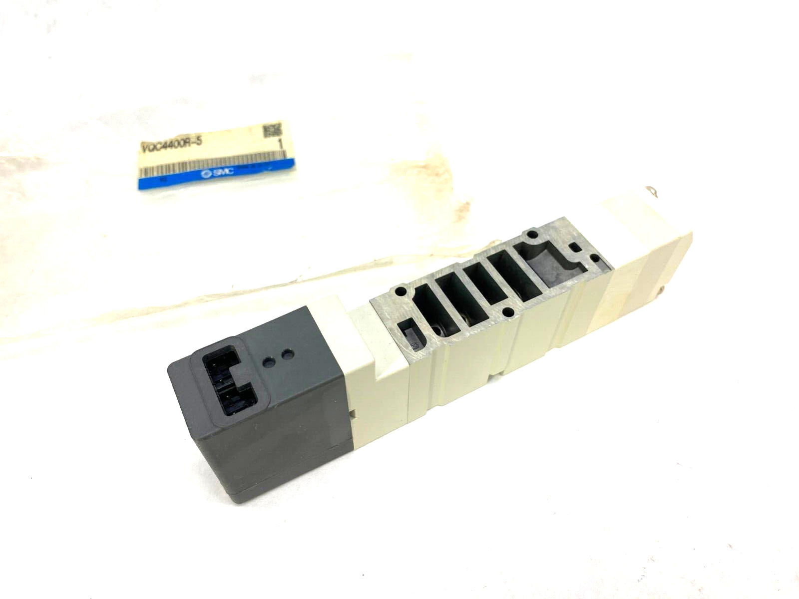 VQC4400R-5 | SMC Plug-In Solenoid Valve 5-Port - New – Open box - Maverick Industrial Sales