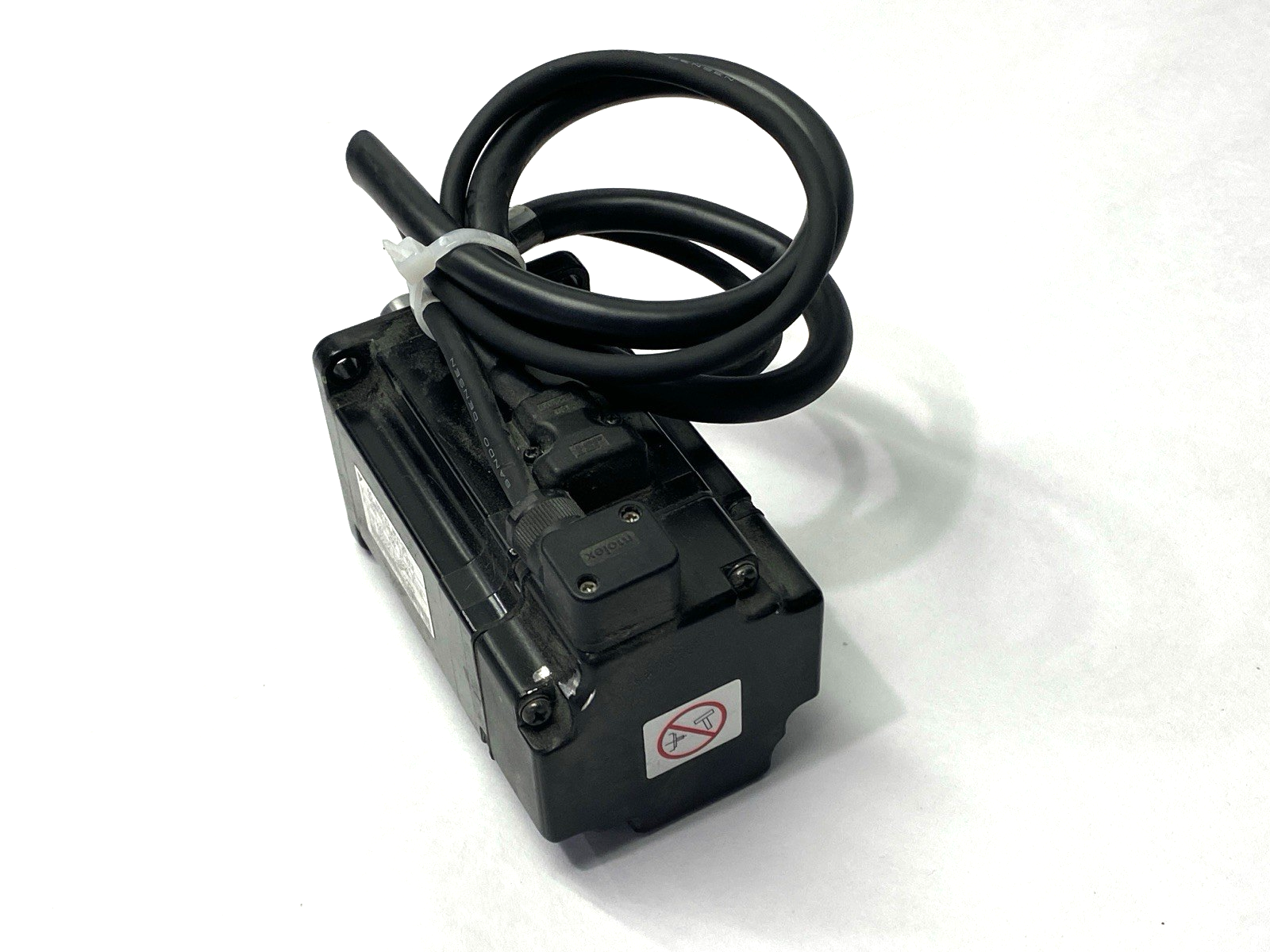 Yakawa SGMAS-04A2A-FJ13 AC Servo Motor 200V 400W CUT CONNECTORS - Maverick Industrial Sales