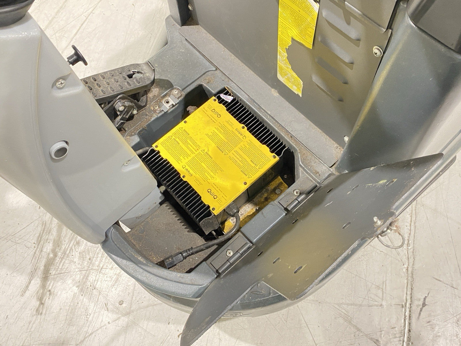 Nilfisk Advance 56602001 VACRIDE 3400-C Ride On Electric Sweeper NO BATTERY - Maverick Industrial Sales