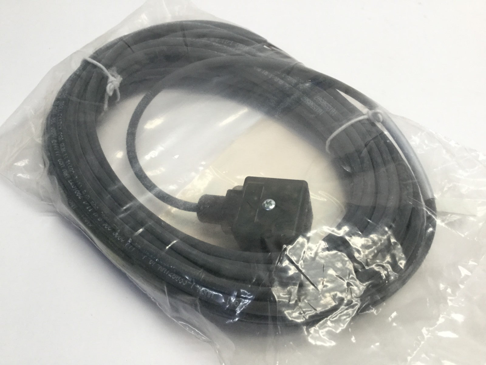 VAS 22-B587-10M | Turck LED Version DIN Valve Plugs U-73325 - New – Open box - Maverick Industrial Sales