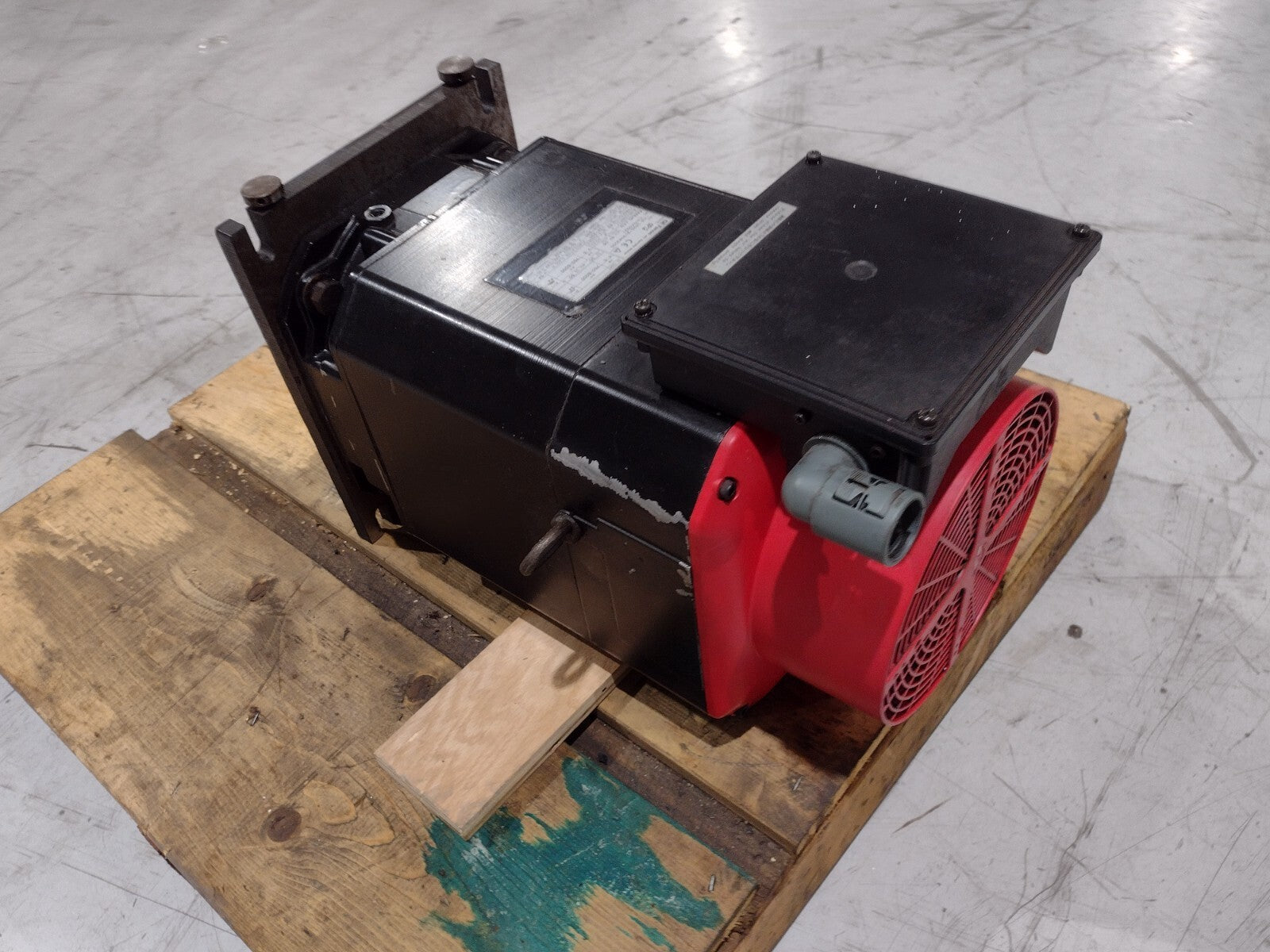 Fanuc A06B-0826-B190#3000 AC Servo Spindle Motor 5.5kW αP12 134-220V / 200-230V - Maverick Industrial Sales