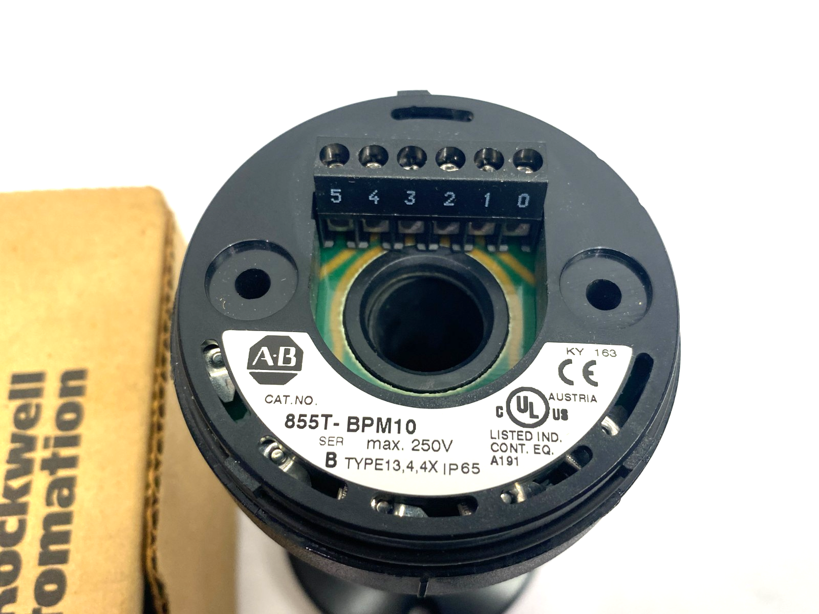 855T-BPM10C | Allen Bradley Ser. B Pole Mount Base & Cap 10cm, Black - New – Open box - Maverick Industrial Sales