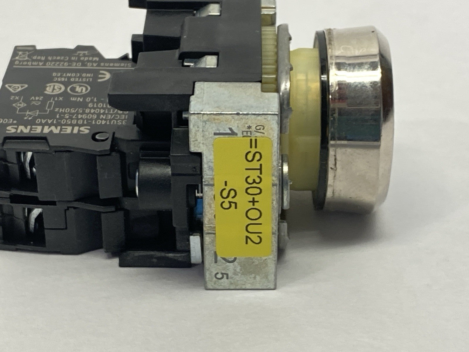 3SU1152-0AB50-1BA0 | Siemens 22mm Illuminated Pushbutton Blue 3SU1510-0AA10-0AA0 - Used - Maverick Industrial Sales