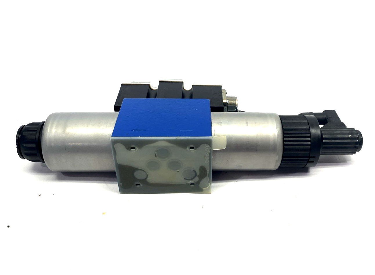 Bosch Rexroth R900927235 Proportional Directional Valve 4WREE10V50-23/G24K31/A1V - Maverick Industrial Sales