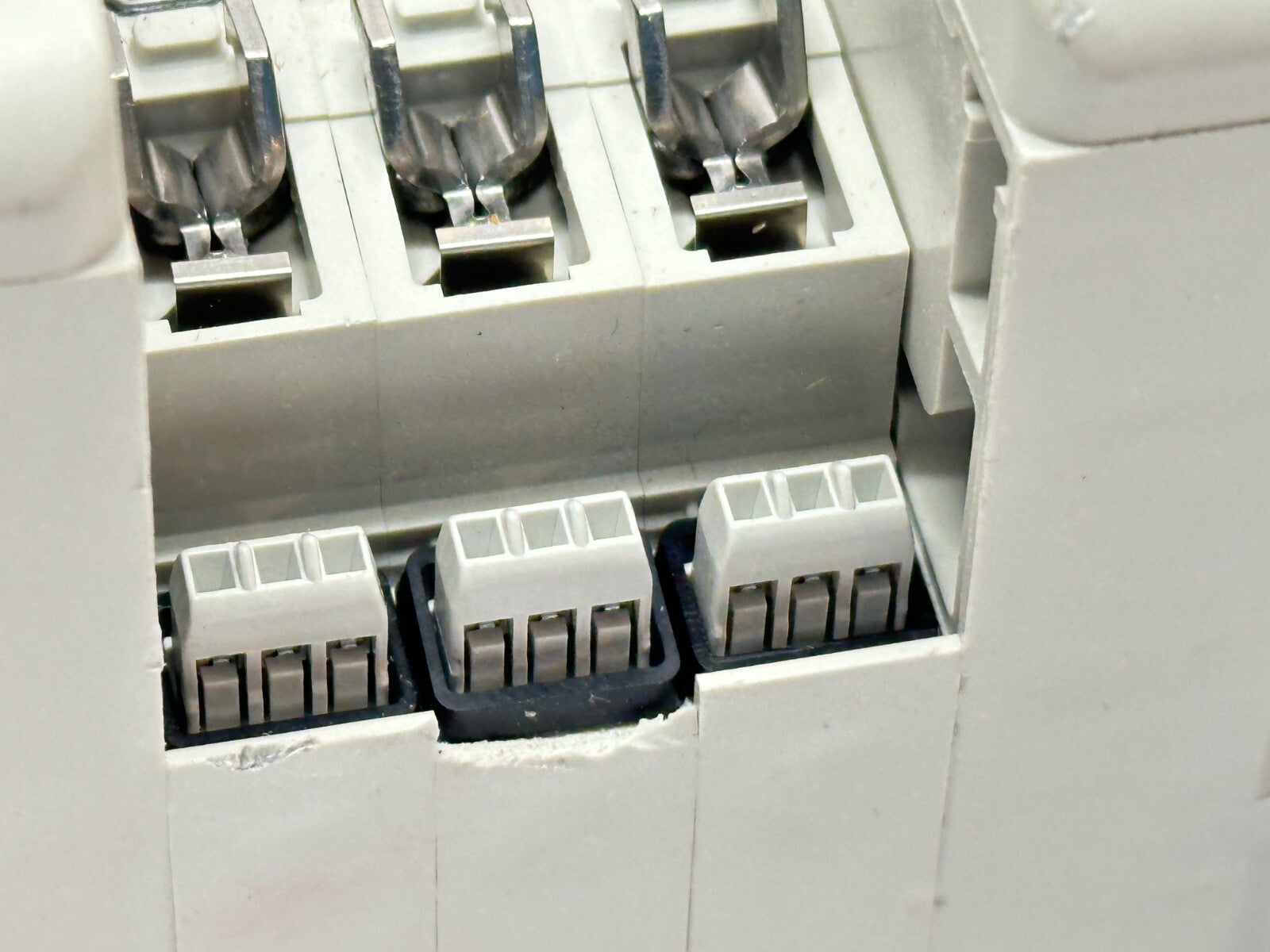 SMC VV5QC1-03N3D0-D0N5 Plug In Base Manifold 3-Station SLIGHT DAMAGE - Maverick Industrial Sales