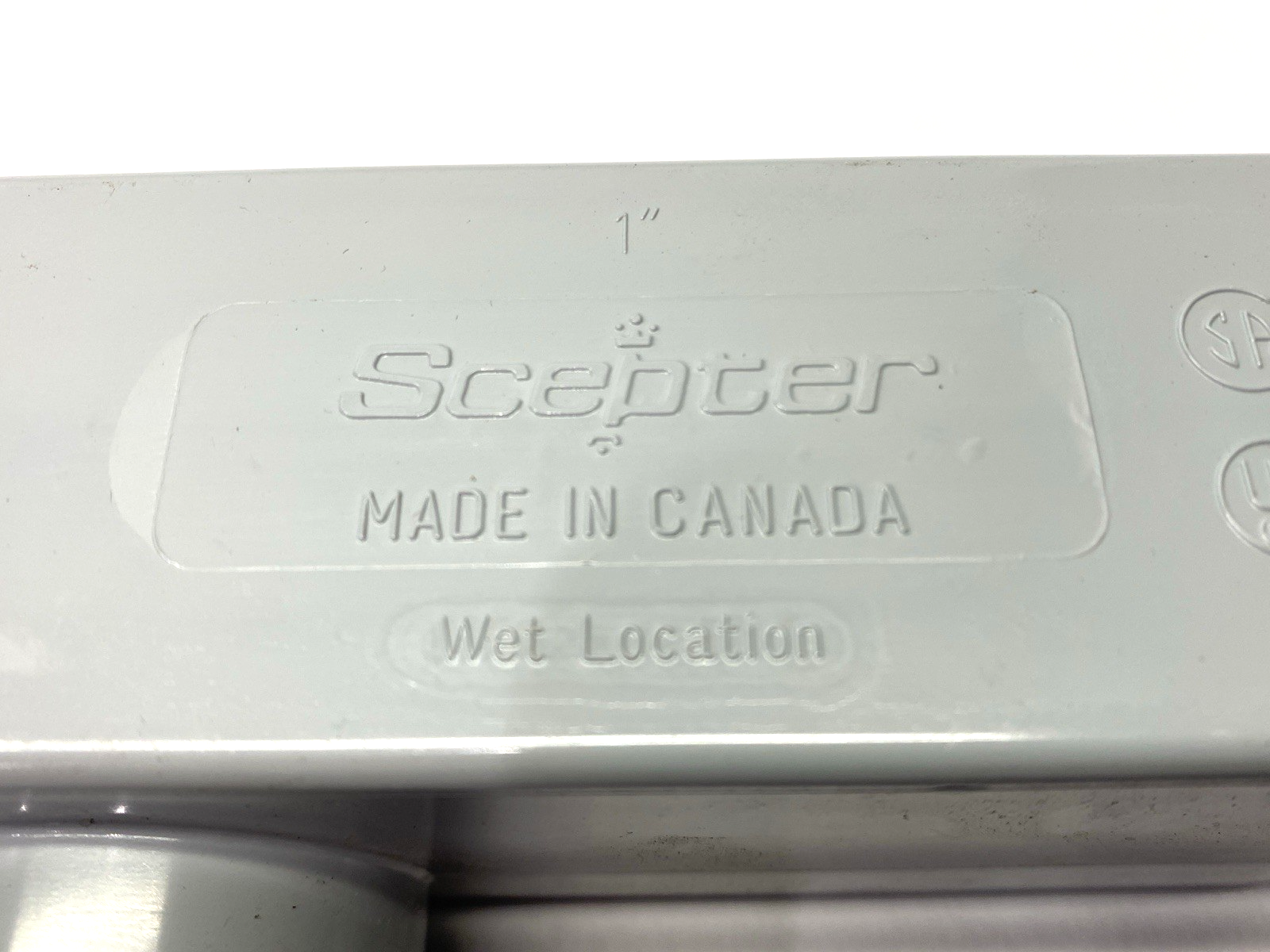SLR 30S | Scepter PVC Conduit Body Right Angle Line Right Removable Cover 1" - New – Open box - Maverick Industrial Sales