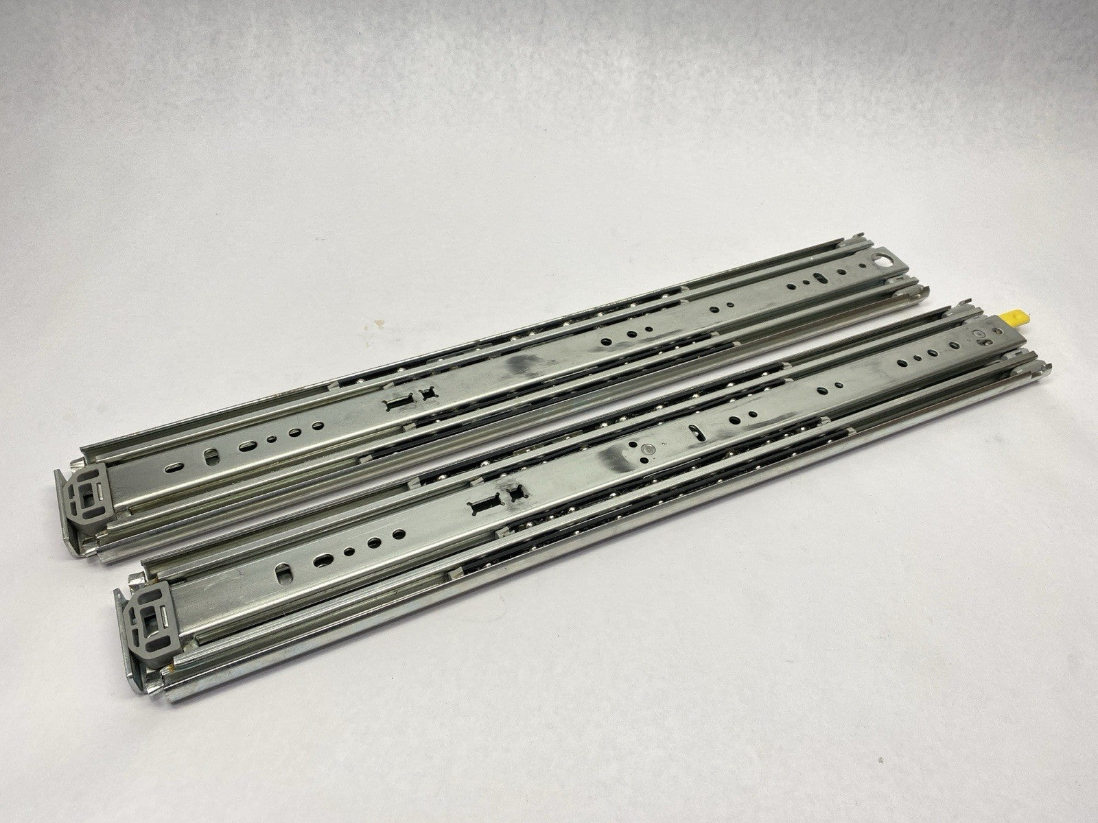 9308-522D, 4KTC4 | Accuride Heavy Duty Lock In/Out Drawer Slide Rails - New – Open box - Maverick Industrial Sales