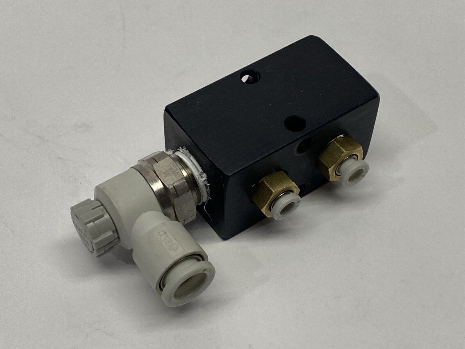 Bond Fluidaire AM-1-2 Pneumatic Manifold Block 2 Inlet 4 Outlet - Maverick Industrial Sales