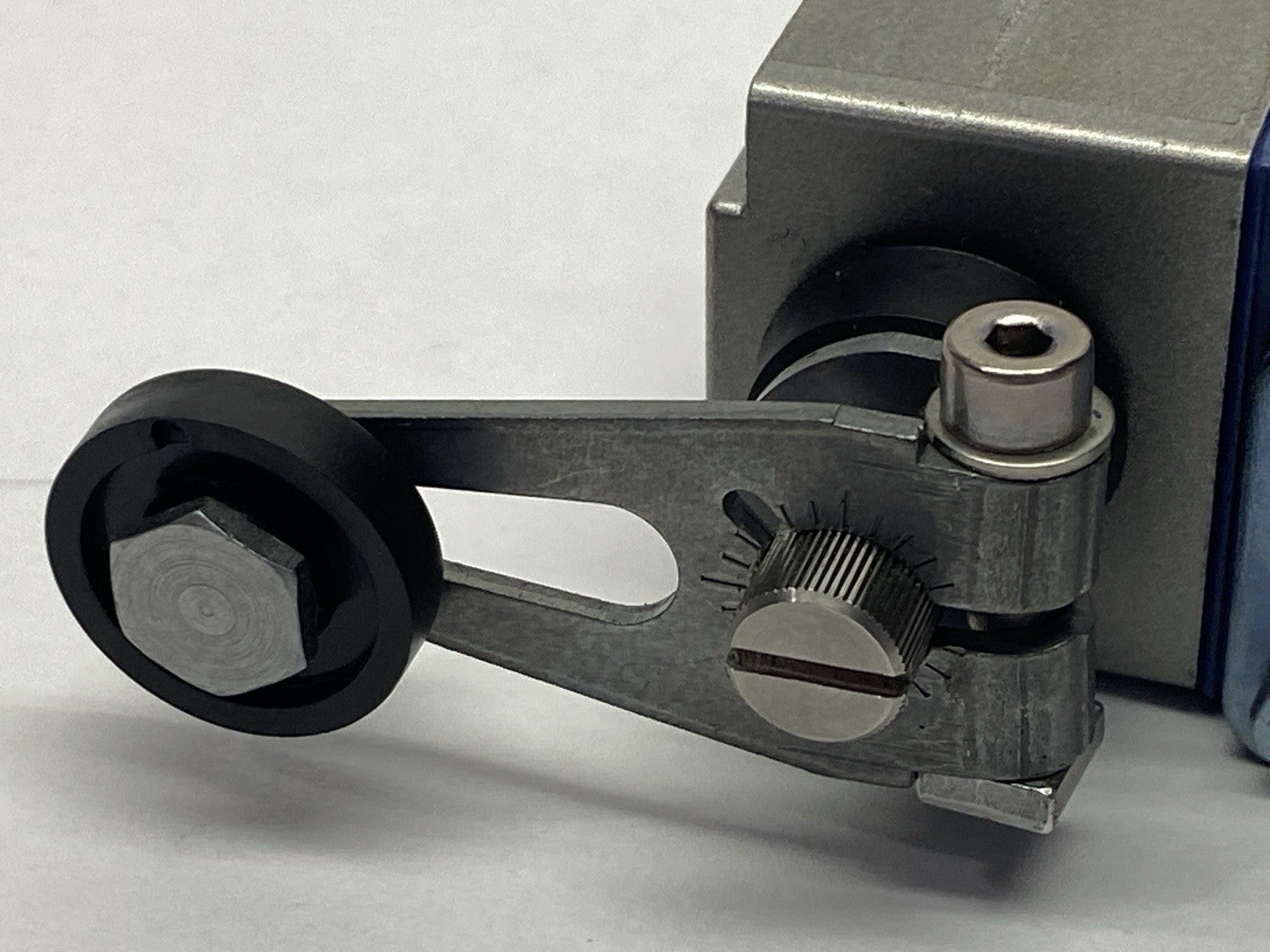 XC2JC | Telemecanique Roller Lever Limit Switch 3A 240V - New – Open box - Maverick Industrial Sales